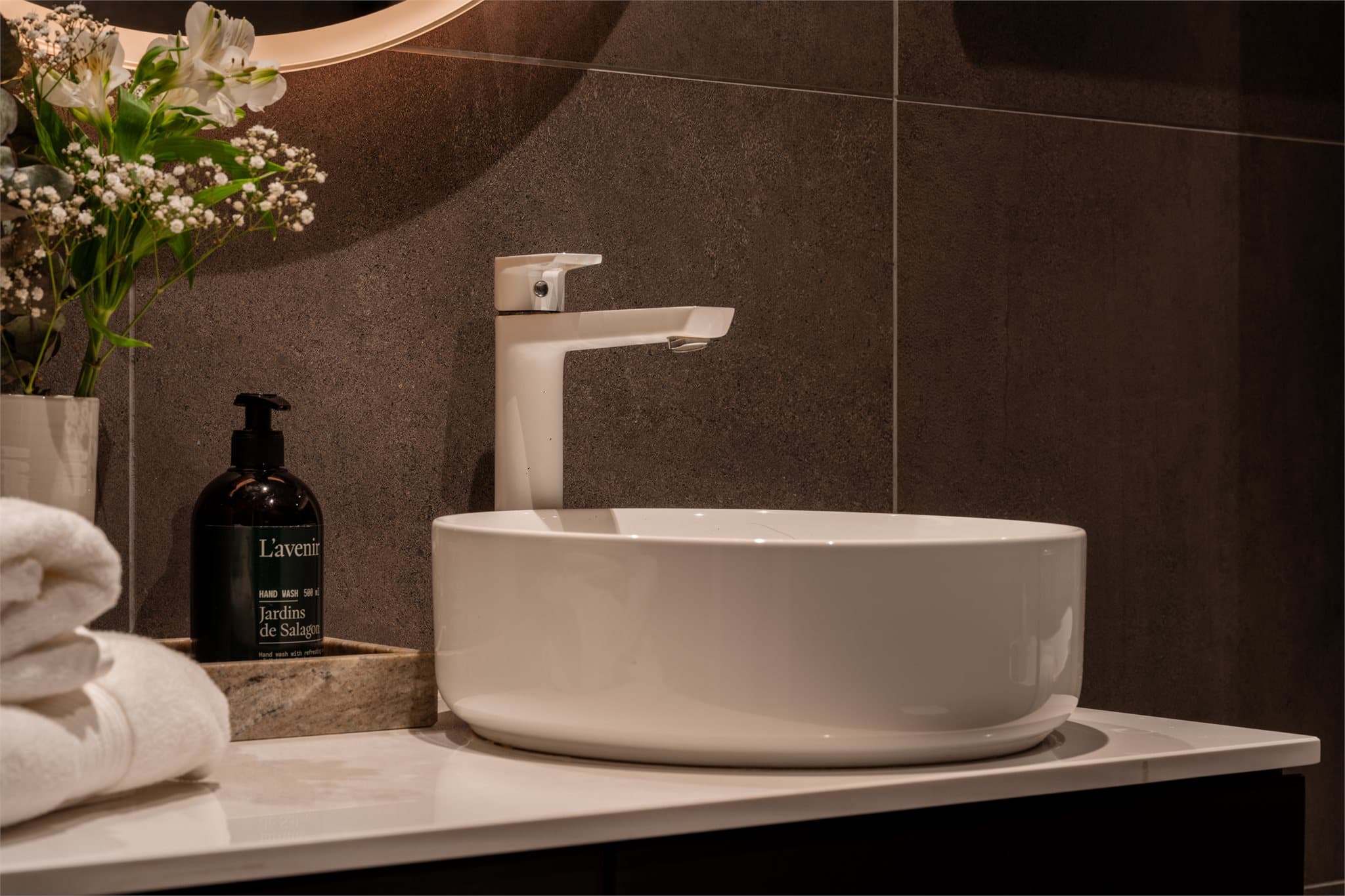 Servant på en moderne baderomsinnredning gir gode oppbevaringsmuligheter.