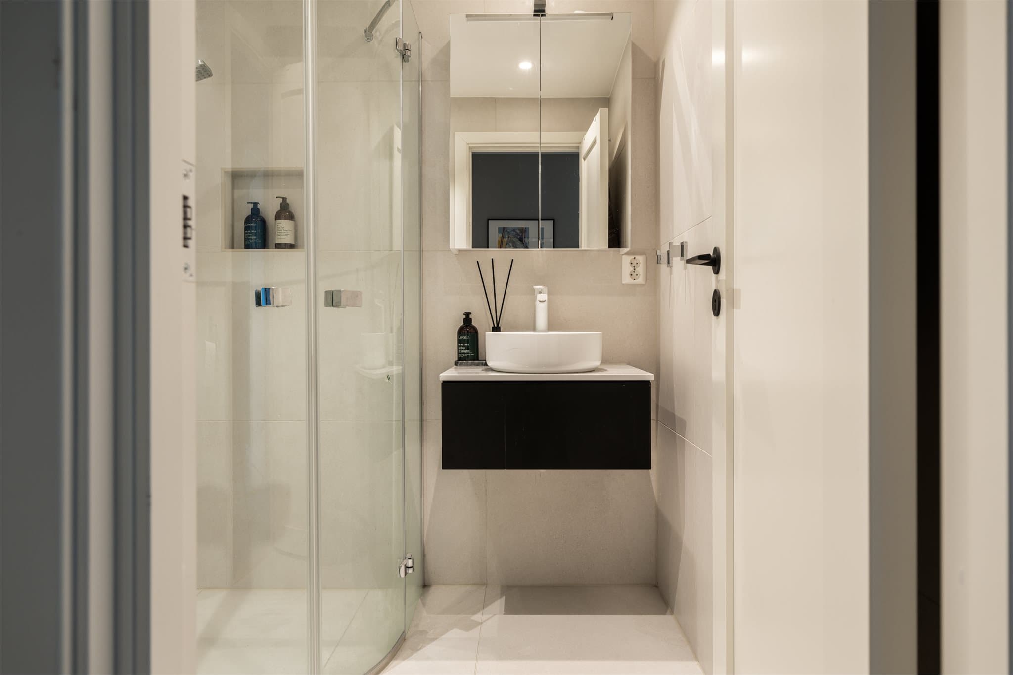 Leilighetens andre bad ble renovert i 2021 og holder gos standard.