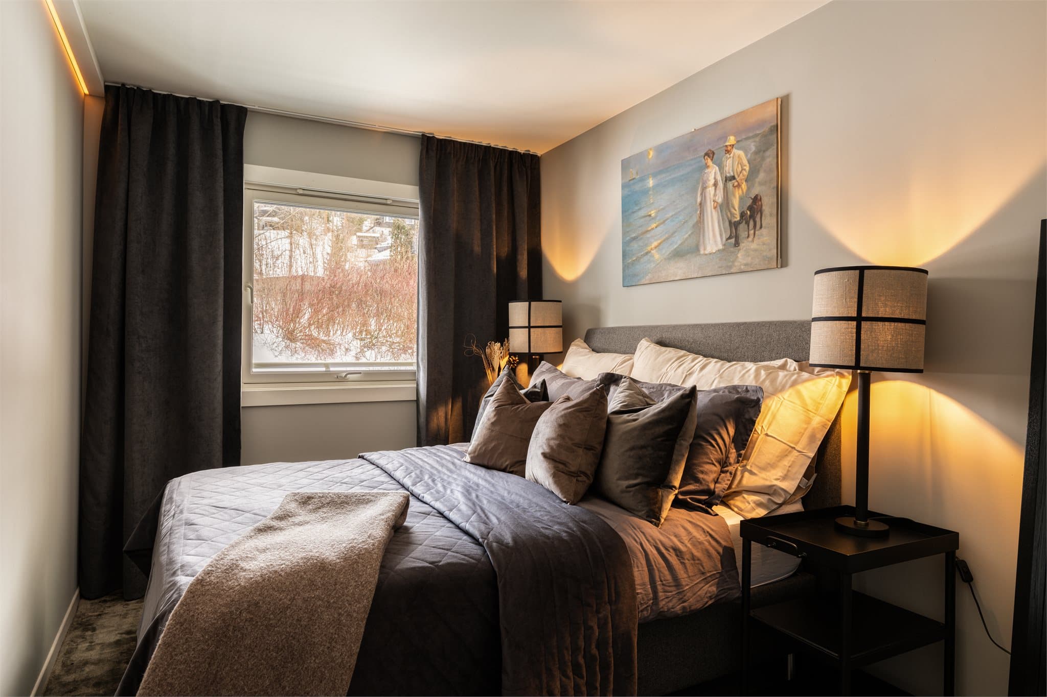 Romslig hovedsoverom med overflater pusset opp i 2021.