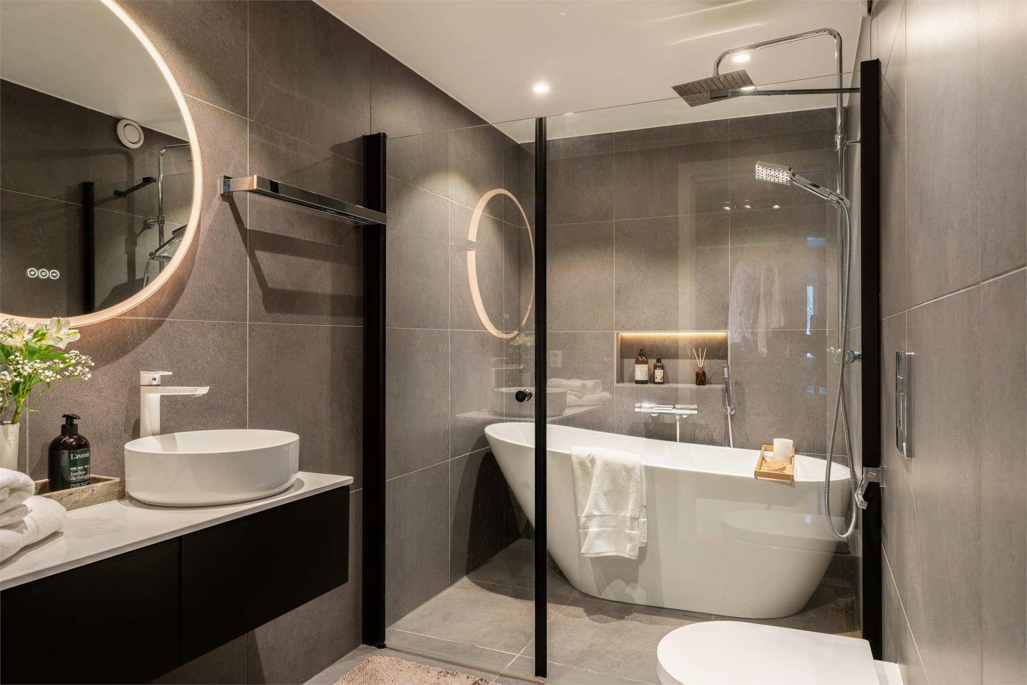 Eksklusivt hovedbad fra 2021 med både badekar og dusj, samt store, tidsriktige fliser.