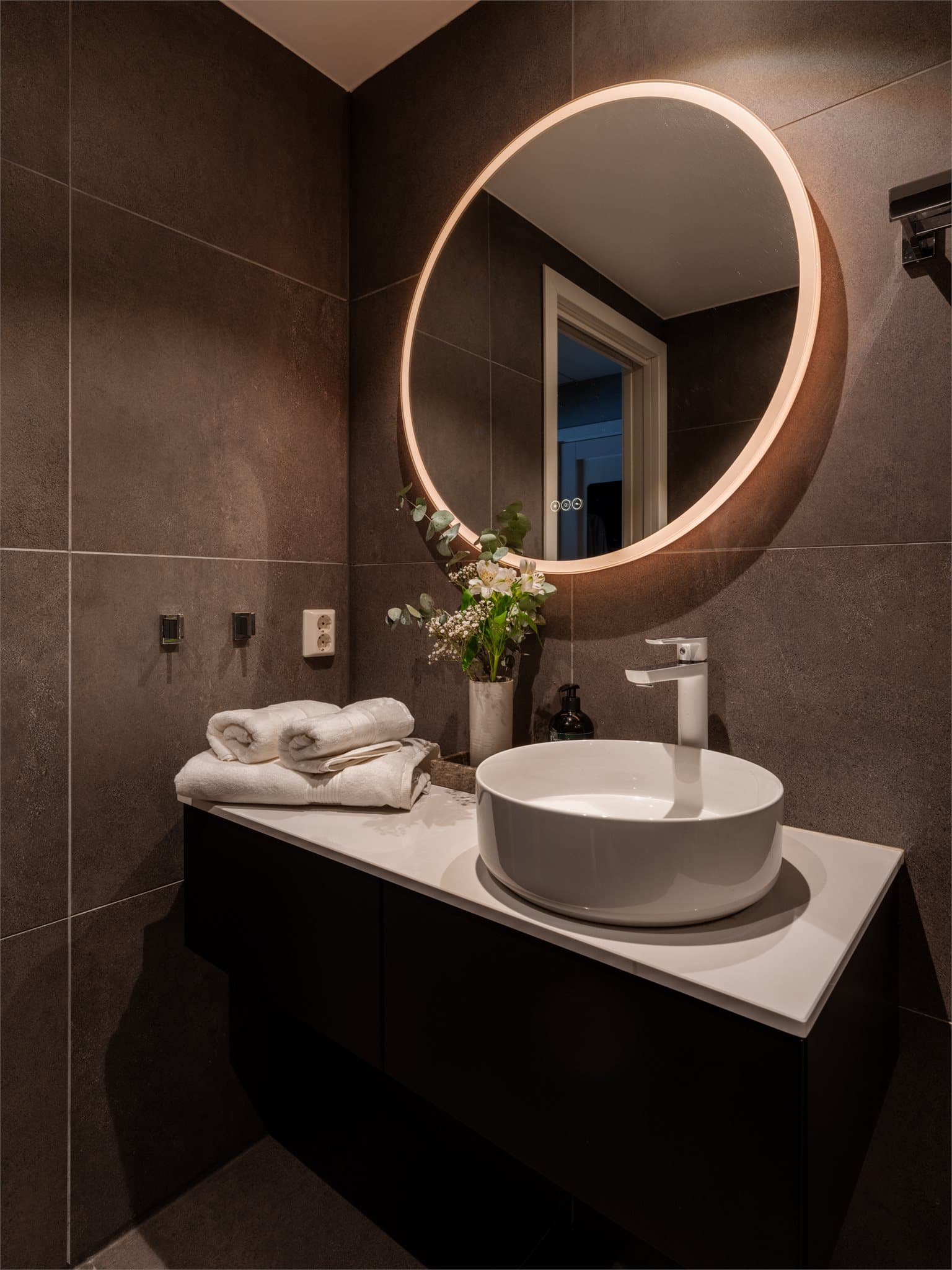 Badet har elektrisk gulvvarme for ekstra komfort i hverdagen.