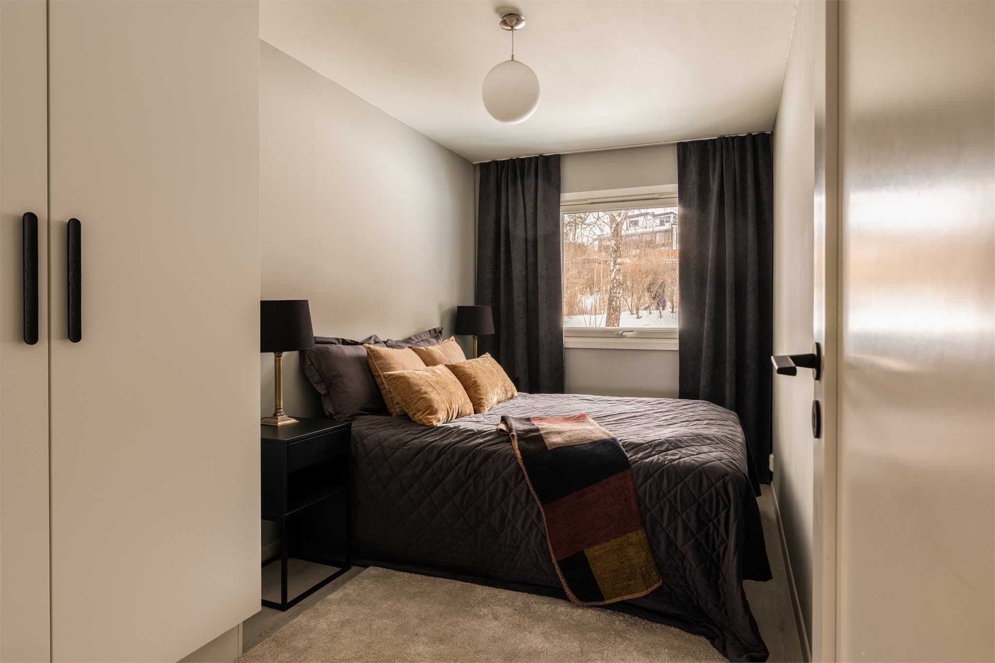 Leilighetens andre soverom har en god størrelse, egnet for gjesterom eller barnerom.