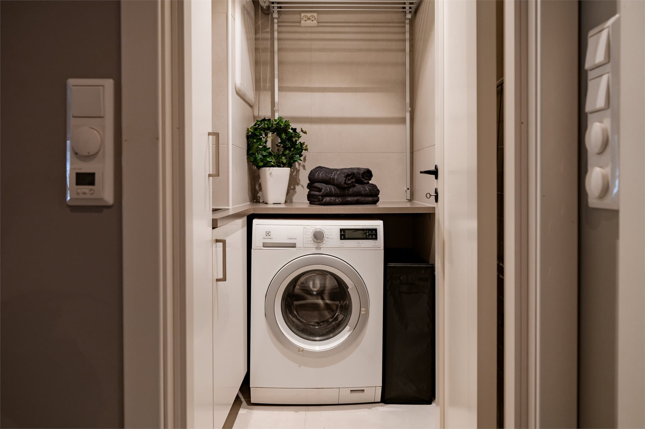 Separat vaskerom fra 2021 med fliser, gulvvarme og opplegg for vaskemaskin.