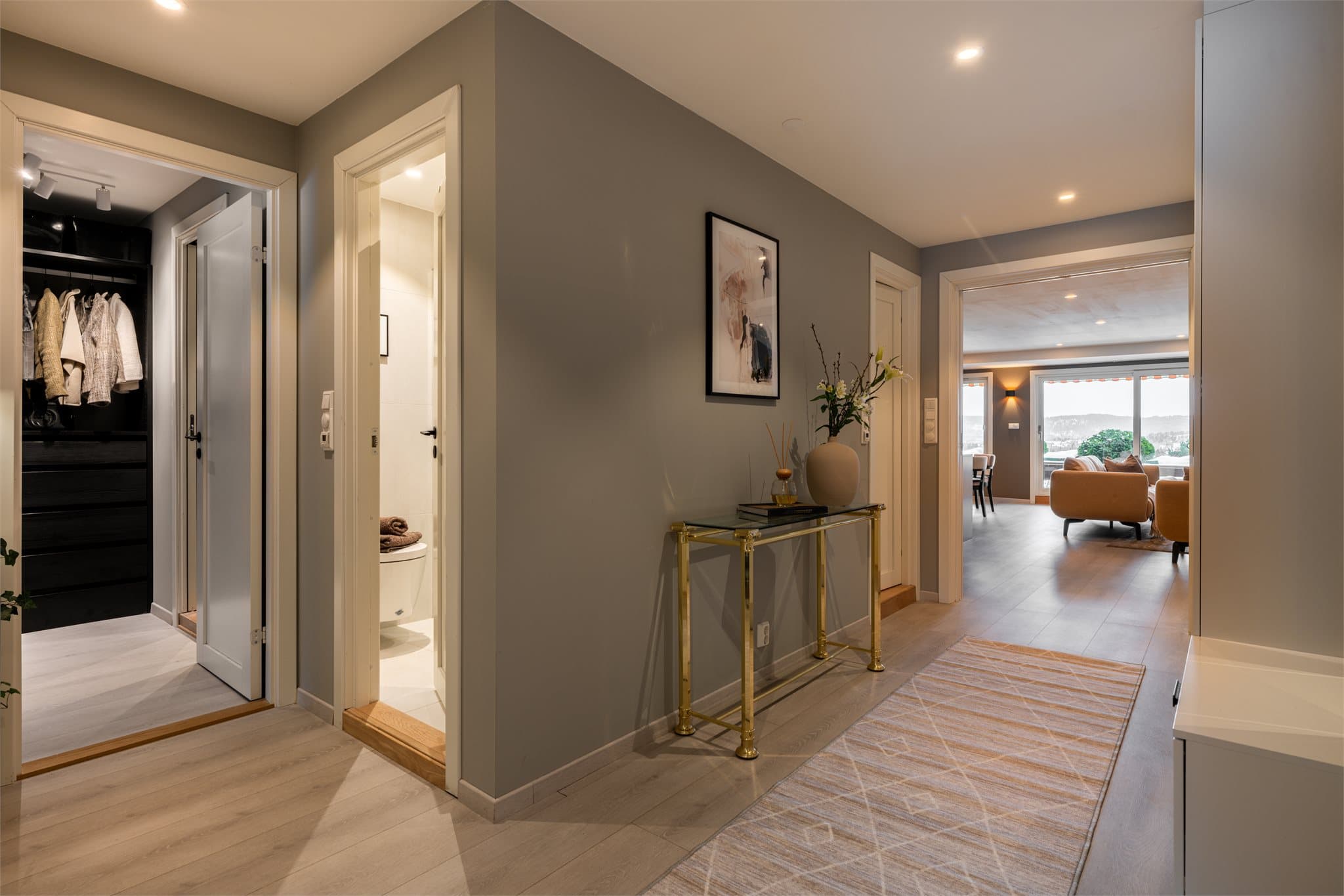 Entreen gir et svært godt og elegant førsteinntrykk og fungerer som et bindeledd mellom leilighetens ulike soner.