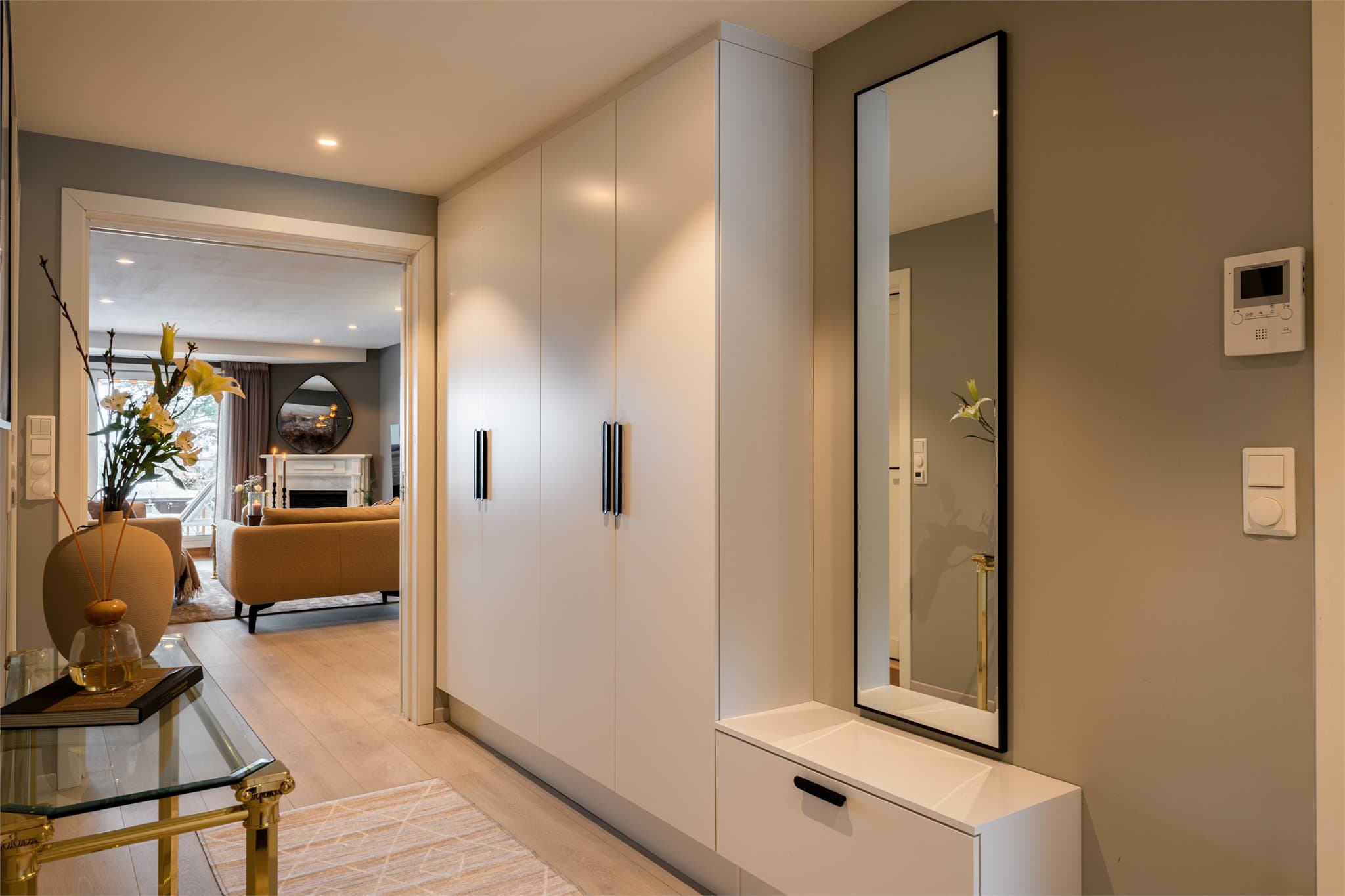 Gjennomgående bruk av lyse farger og materialer gir en luftig følelse.