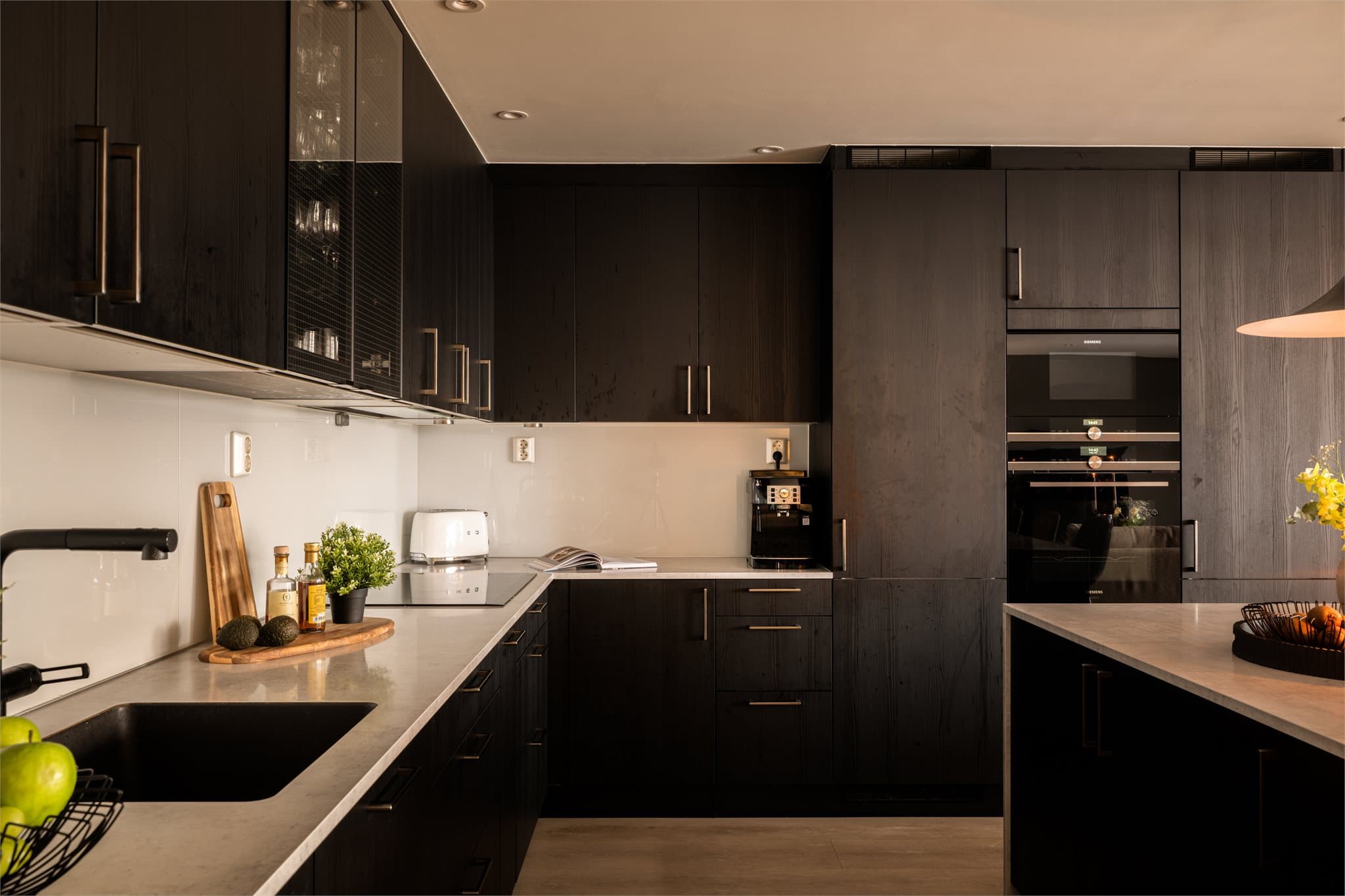 Rikelig med skap- og benkeplass, med laminat benkeplate og glatte fronter.