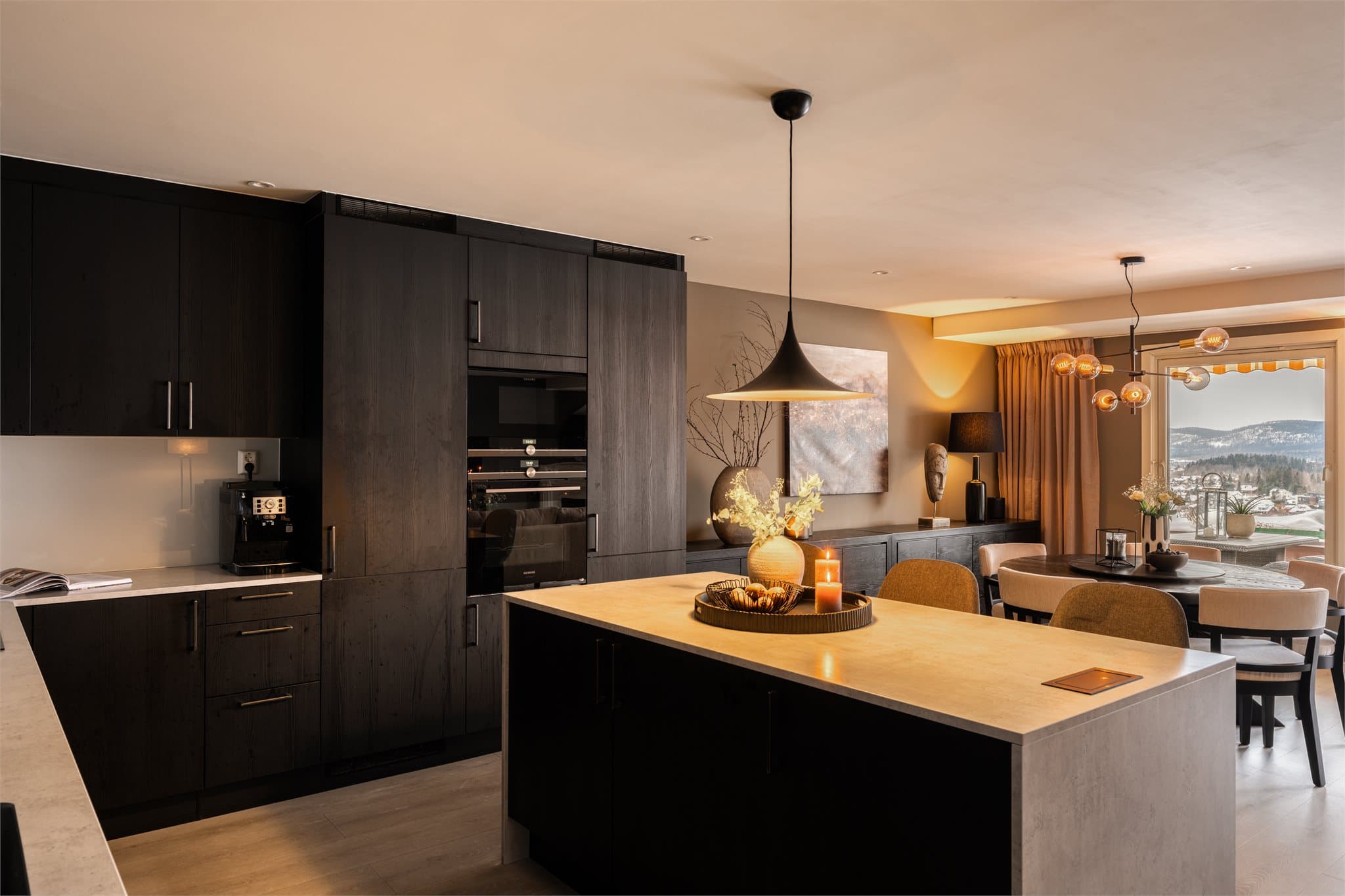 Moderne HTH-kjøkken fra 2021 med kjøkkenøy og fullintegrerte hvitevarer.