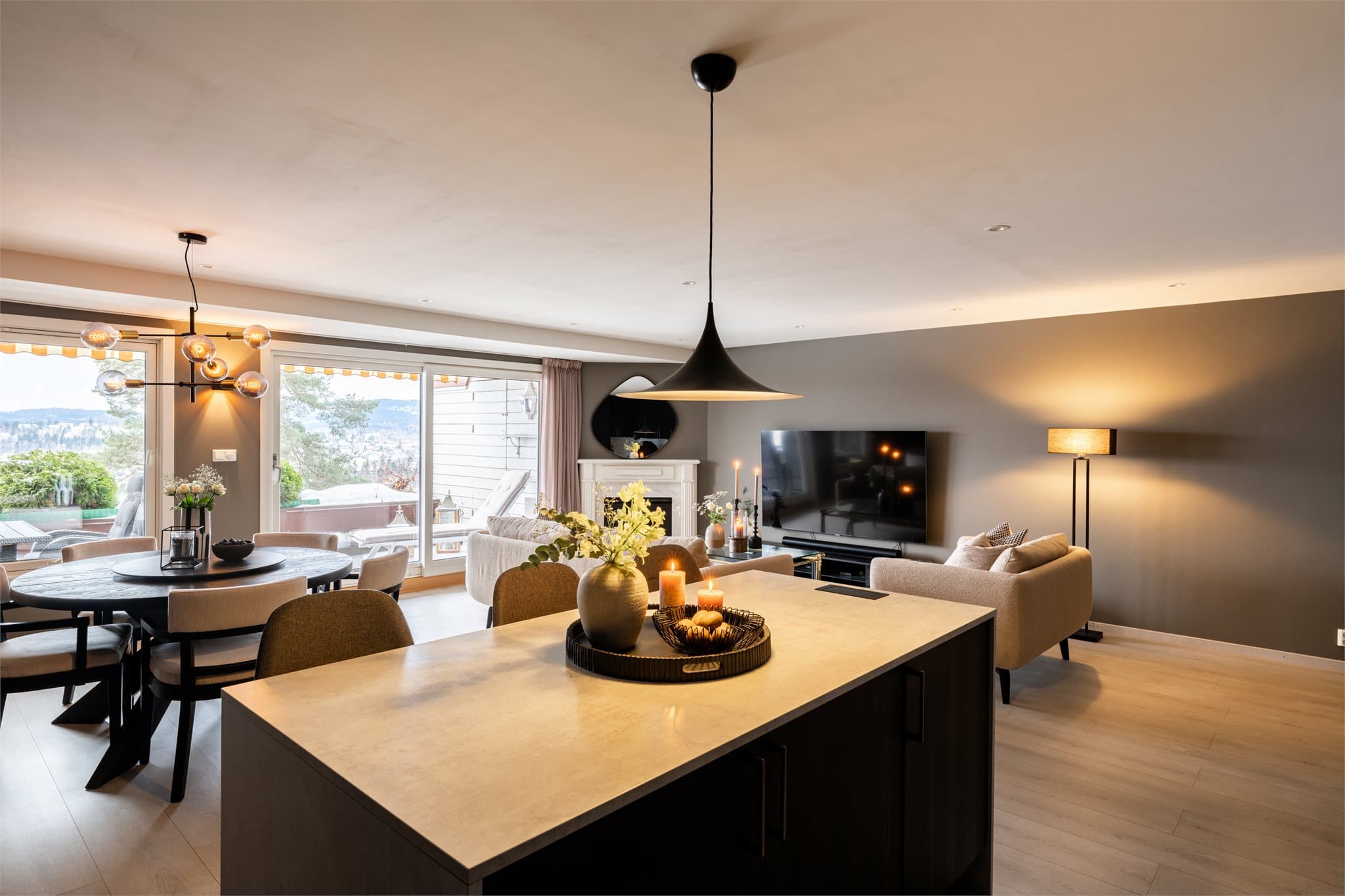 Kjøkkenøya blir et naturlig samlingspunkt, sentralt plassert i allrommet.