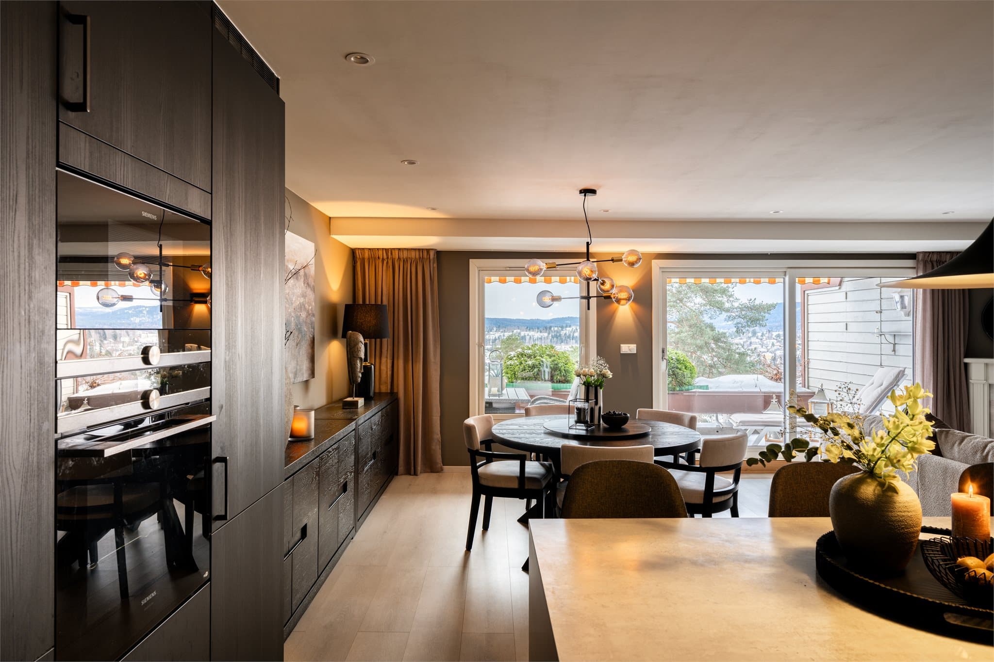 Den åpne planløsningen gir en fin flyt mellom matlaging, måltider og avslapning.