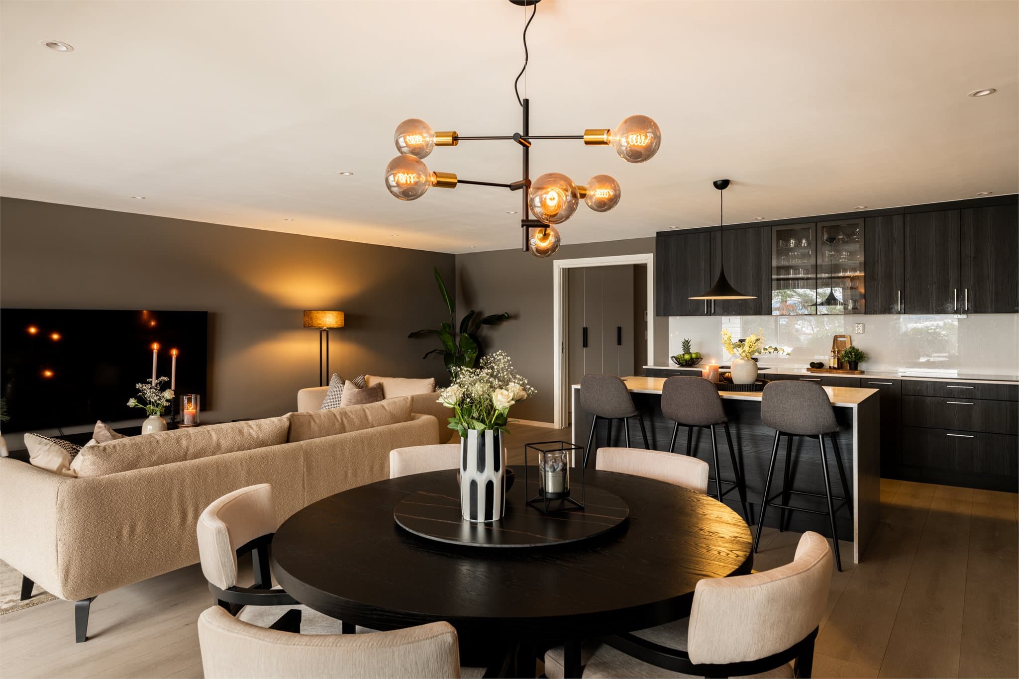 Leiligheten har en smart arealutnyttelse som kombinerer funksjon og estetikk.