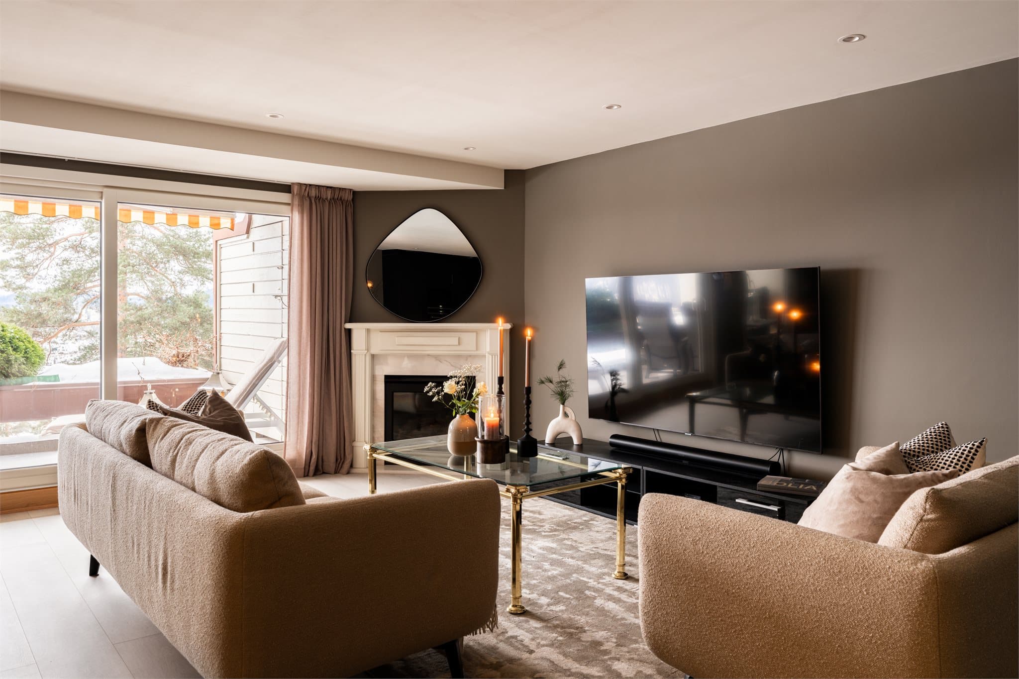 Nyt den åpne utsikten over nærområdet fra sofakroken.