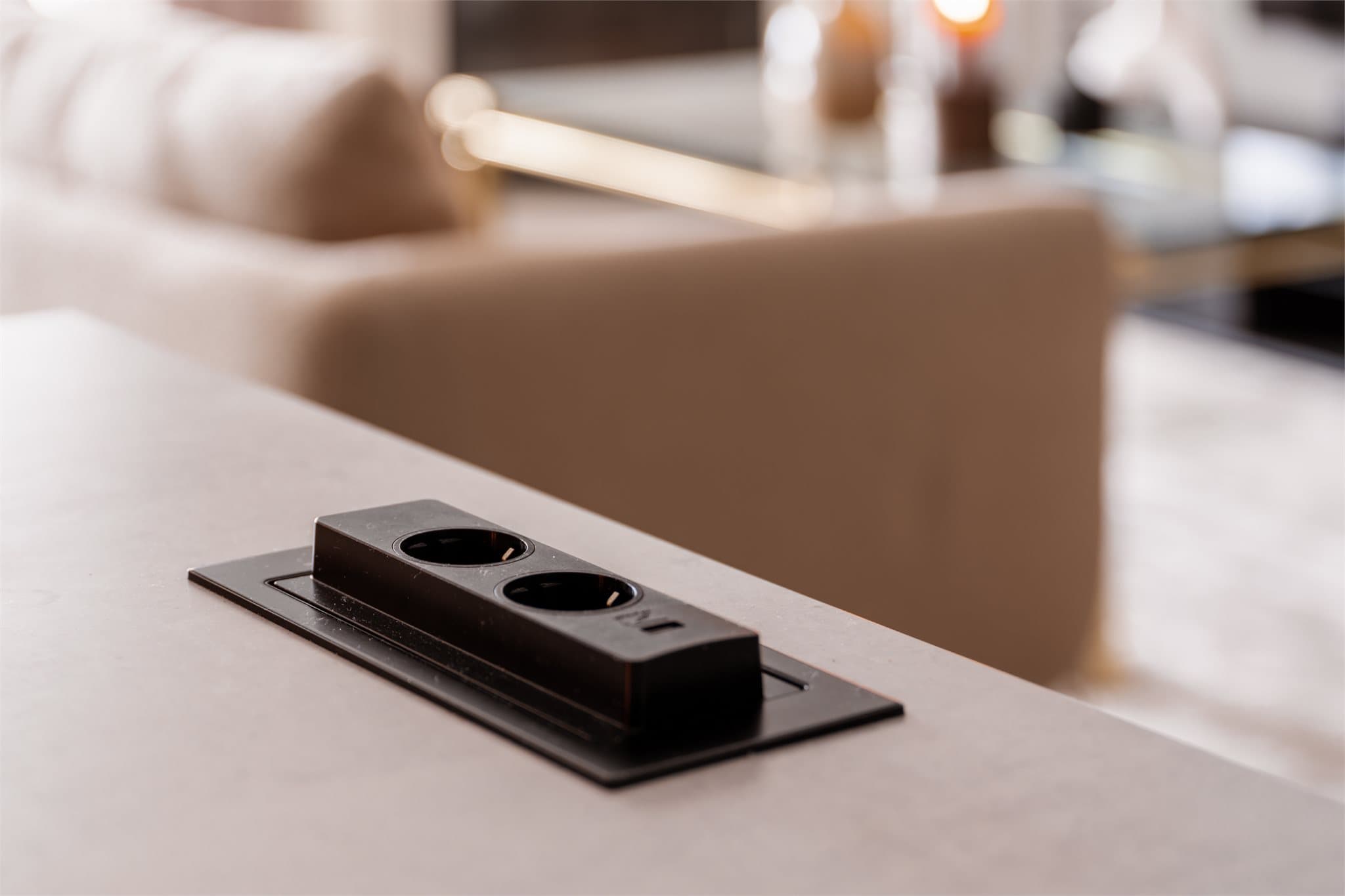 Kjøkkenøya har praktiske løsninger som integrert, nedfellbar stikkontakt.