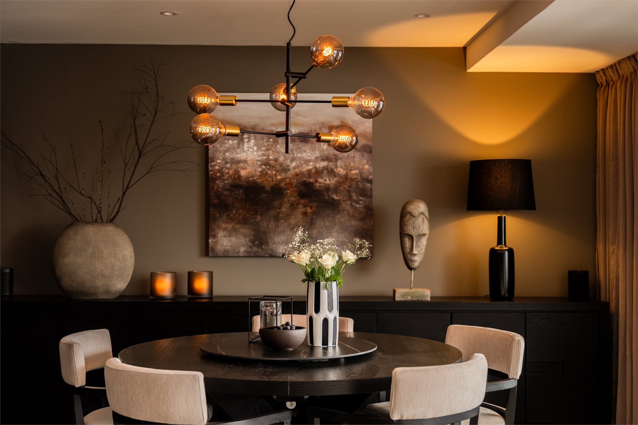 Oppholdsrommet gir god plass til en romslig og elegant spisegruppe for hyggelige sammenkomster.