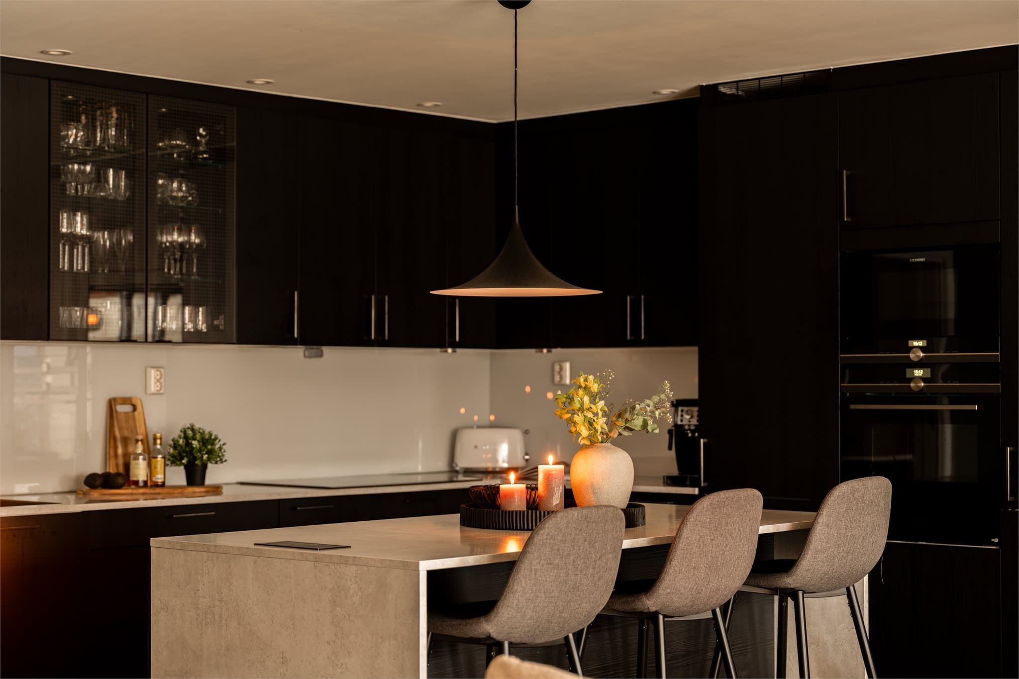 Kjøkkenet er utstyrt med integrert stekeovn med dampfunksjon, mikro og platetopp.