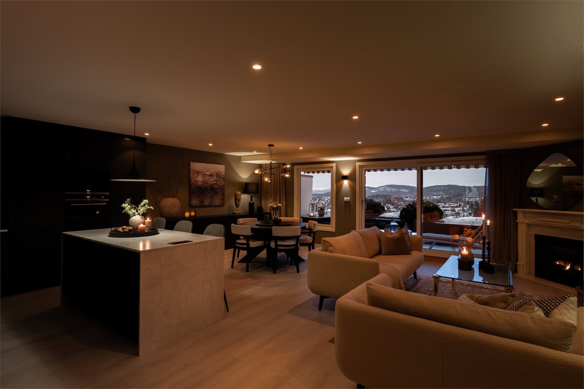 Innfelte downlights i oppholdsrommet gir en jevn og behagelig belysning. Store vinduer med 3-lags glass fra 2017 slipper inn rikelig med lys.