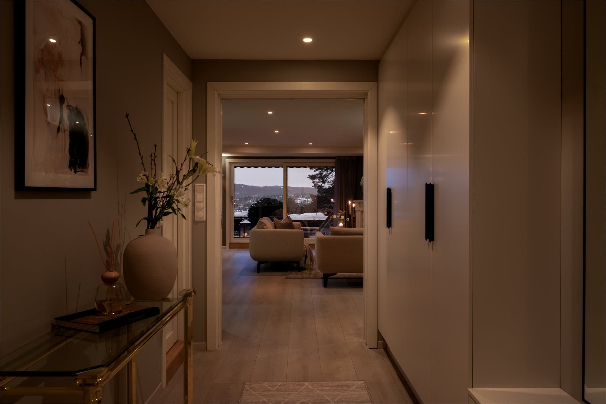 Entreen fungerer som et elegant bindeledd mellom leilighetens ulike soner.