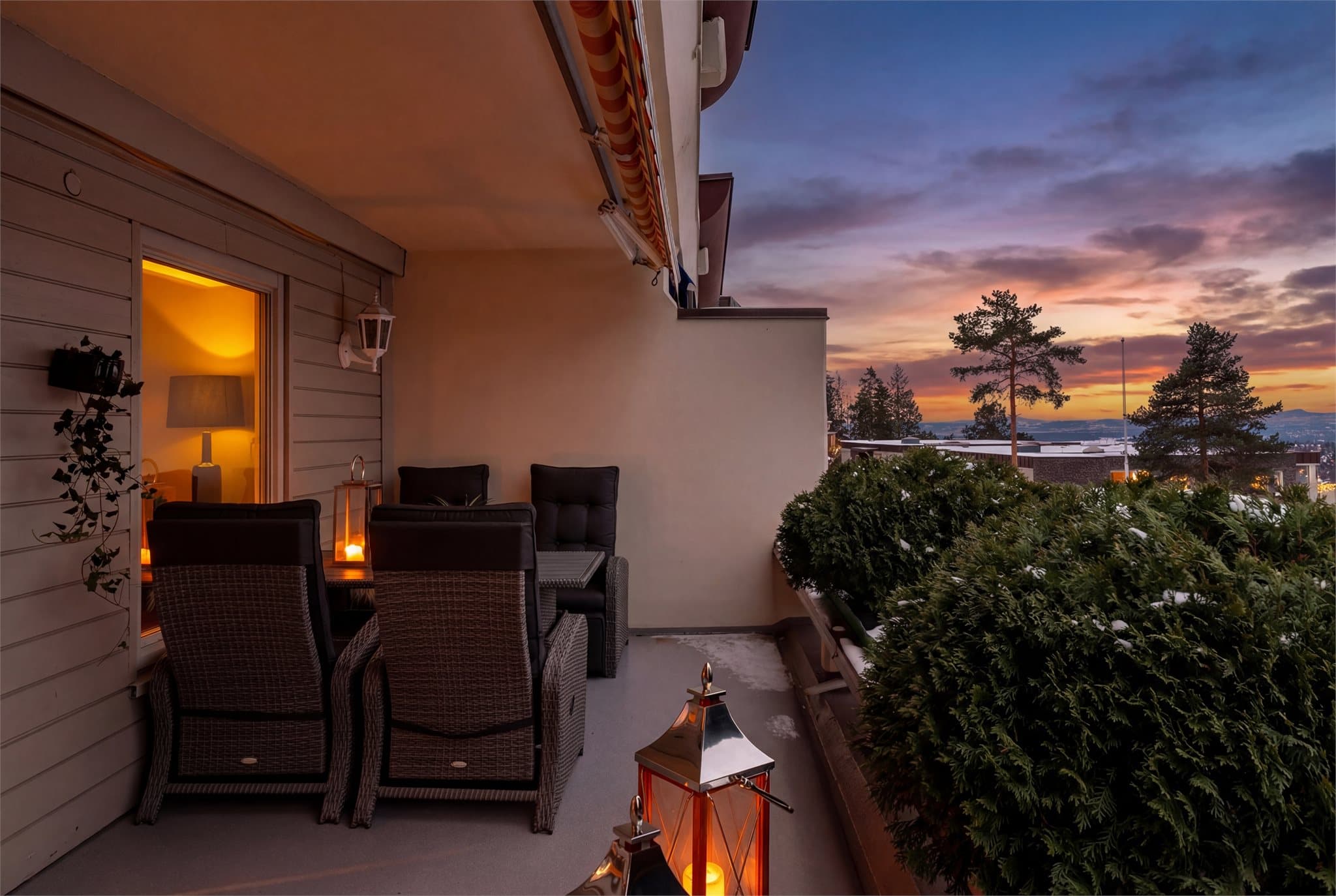 Her sitter du usjenert og skjermet, med plass til både sittegruppe og spisebord.