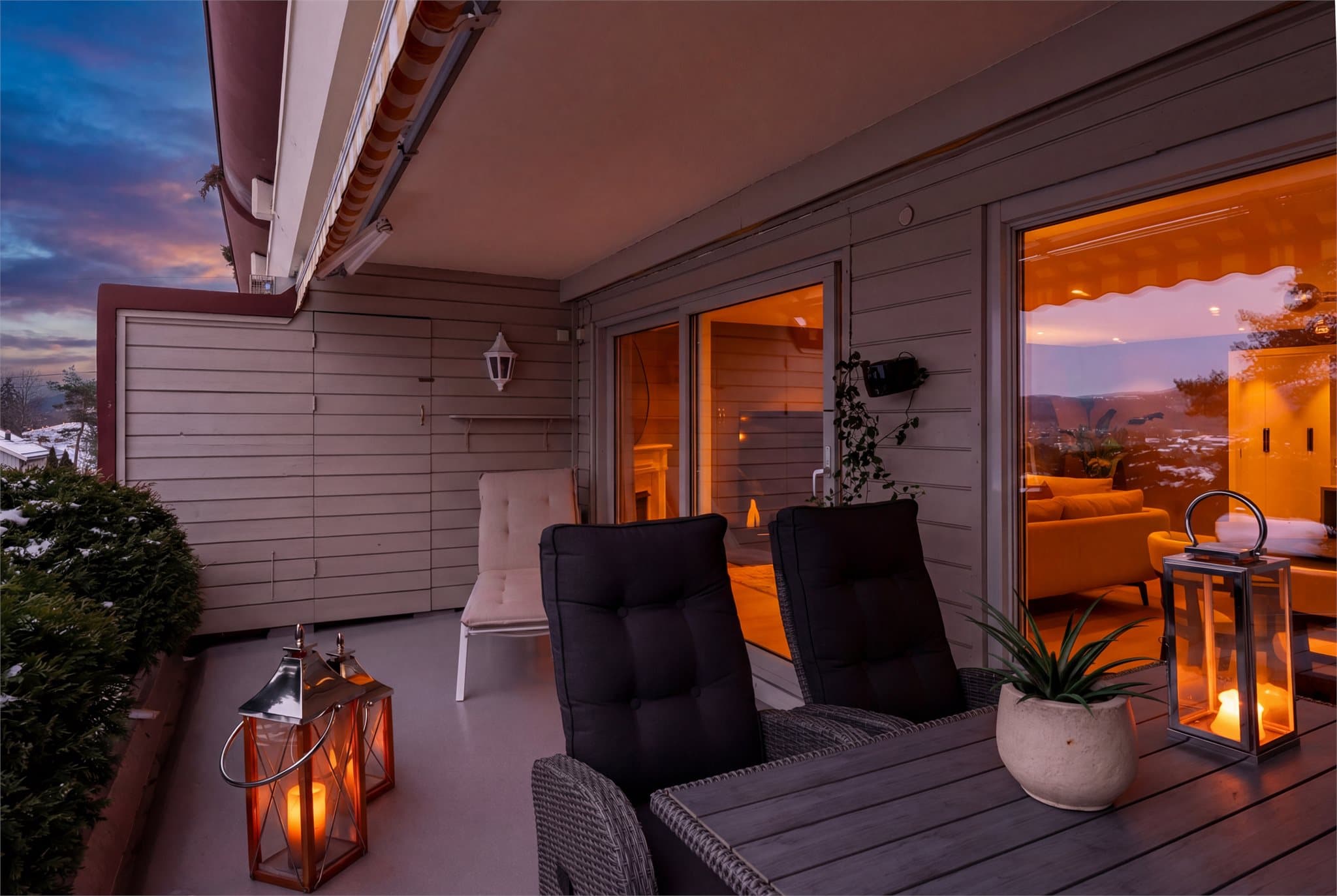 Balkongen har også en praktisk utebod på ca. 2,6 m² for ekstra lagring.