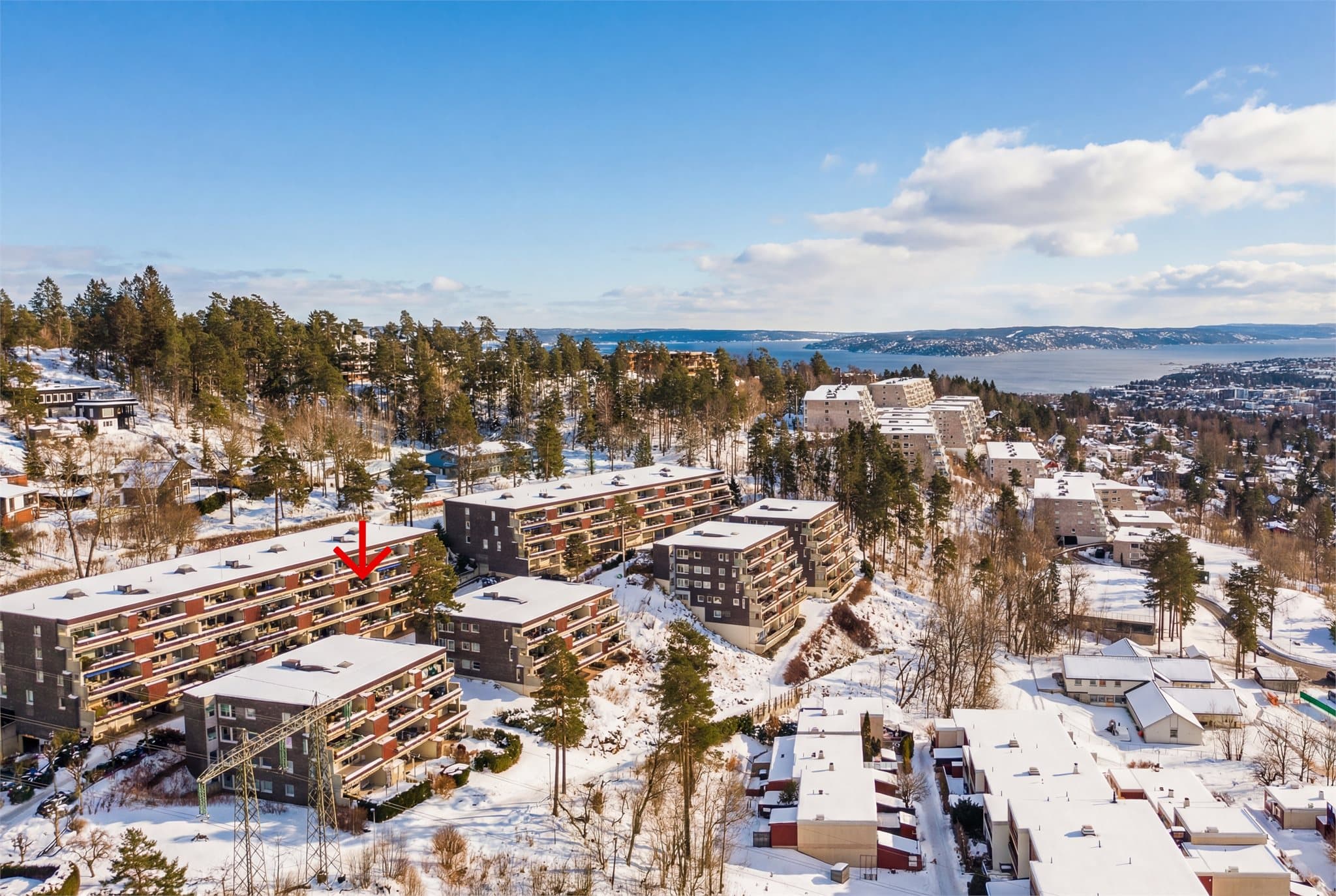 Eiendommen ligger høyt og fritt med åpen utsikt over nærområdet og fjorden i det fjerne.