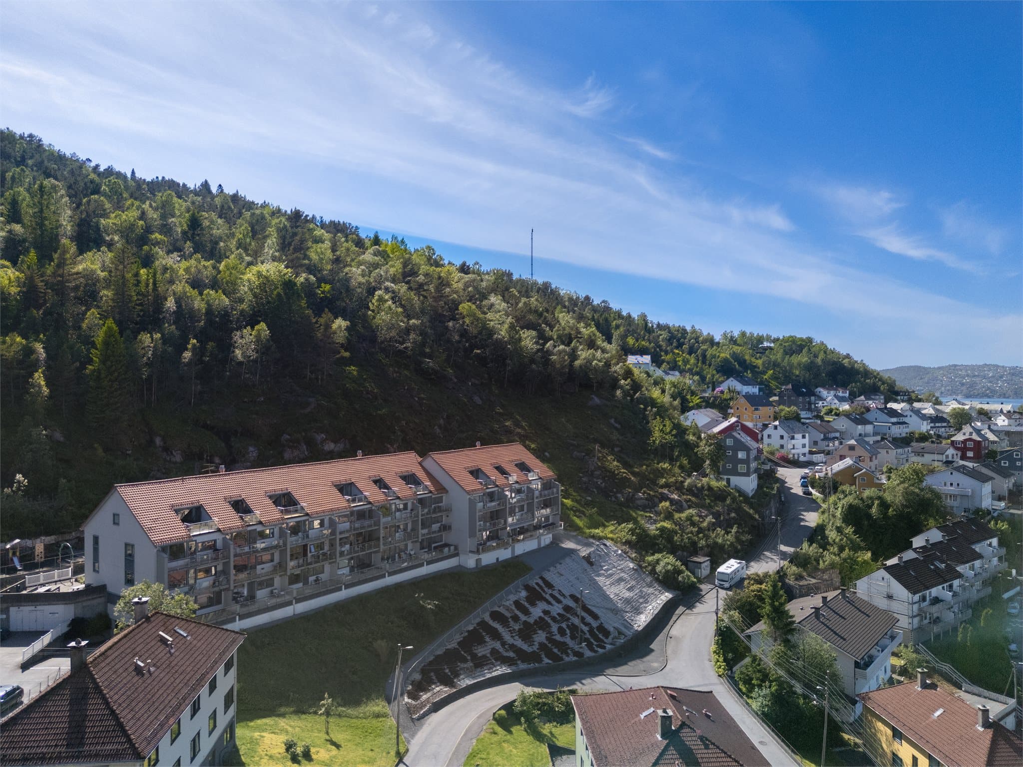- Området byr på rikelig med turmuligheter, med turstien mot damsgårdsfjellet like ved -