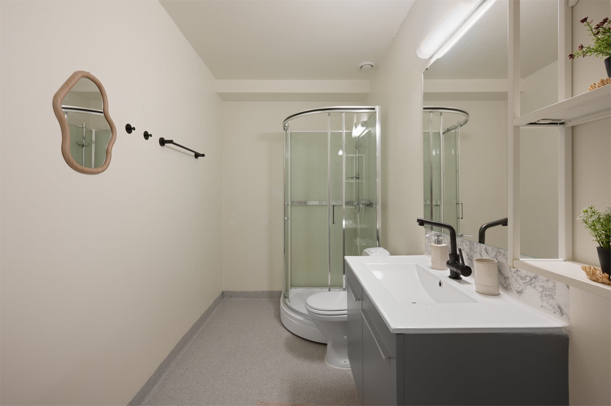 - Badet er innredet med dusjkabinett, servant og klosett -