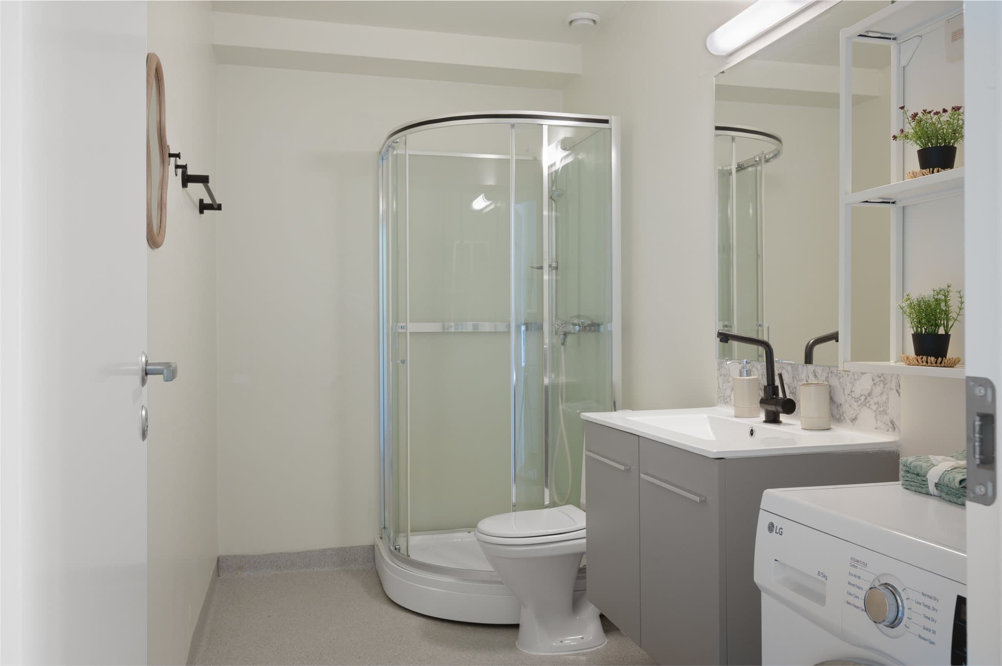 - Badet måler 5,4m² -