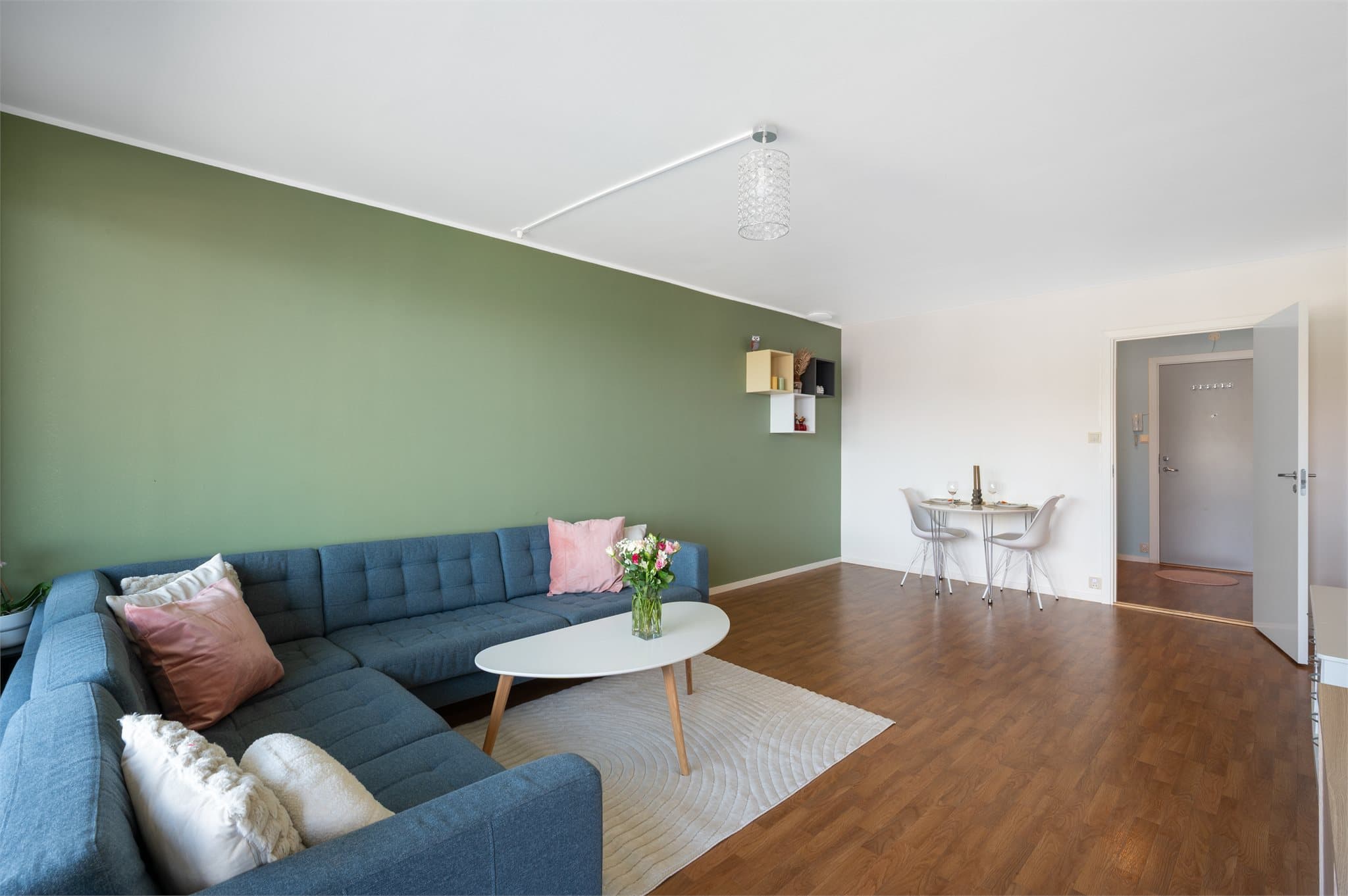 - Boligen har et totalt BRA-i på 55m² og inneholder entré, bod/kontor, bad, stue, kjøkken og soverom -