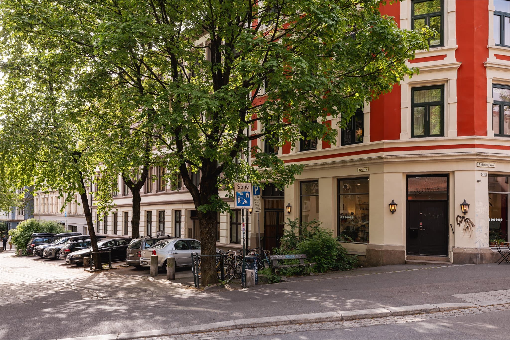 Her bor du i rolige omgivelser, men likevel sentralt med kort vei til flere av byens beste serveringssteder.