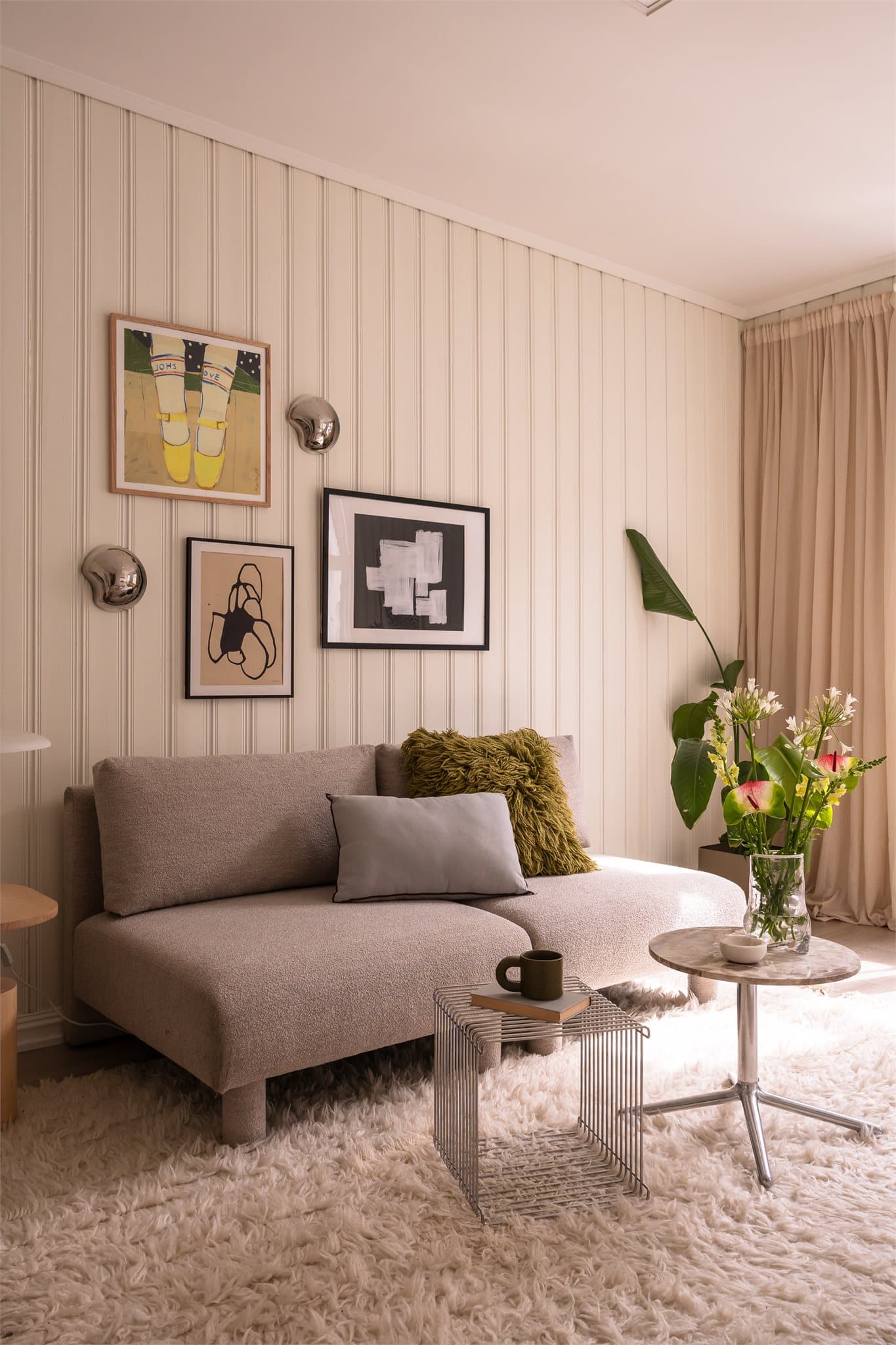 Boligen har en god planløsning med plass til både sofagruppe og spisebord.