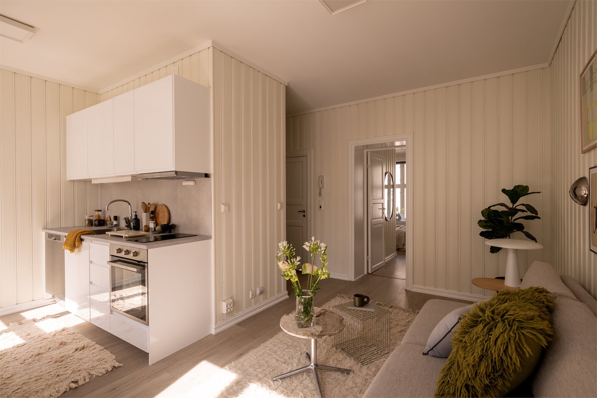 Fra stuen er det dør inn til soverommet.