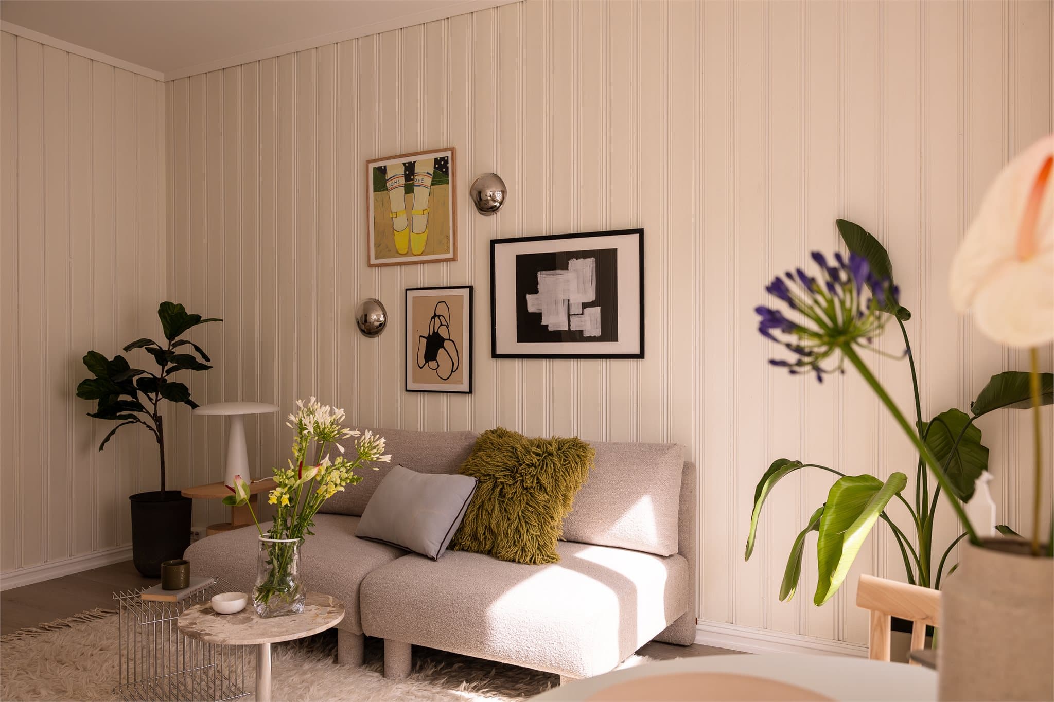 Det er høyt under taket, noe som gir en lys og luftig atmosfære.