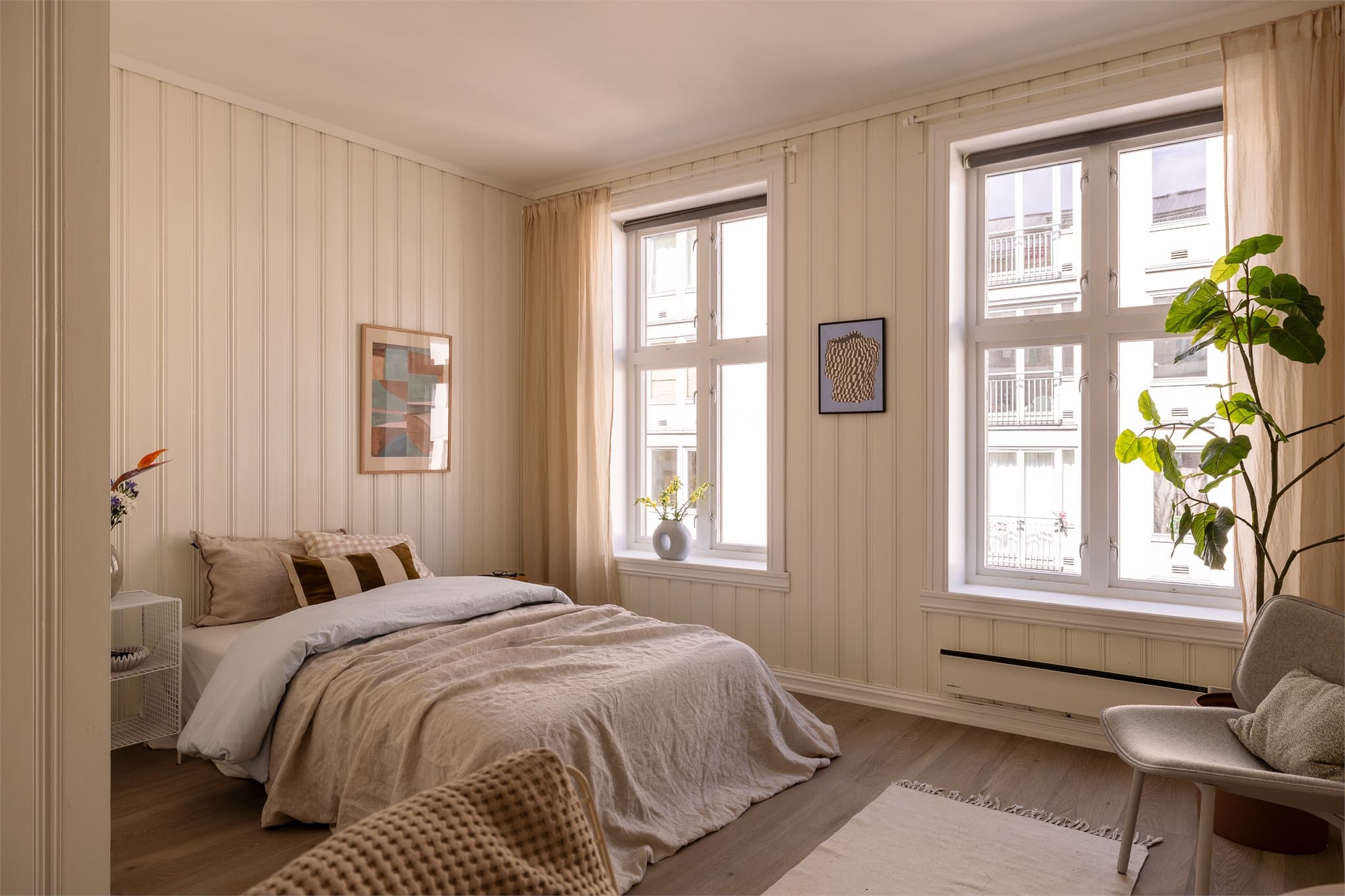 Soverommet er romslig med god plass til dobbeltseng og store vindusflater som gir masse frisk luft og lys.