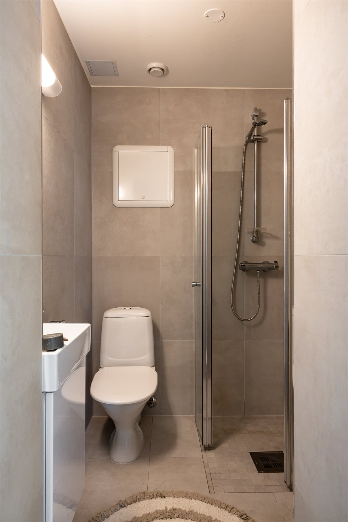 Leddede og innfellbare dusjdører i glass.