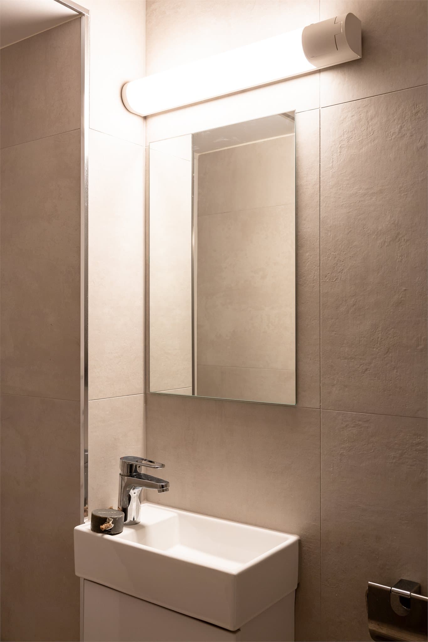 Et delikat og flislagt baderom som ble pusset opp i 2022.