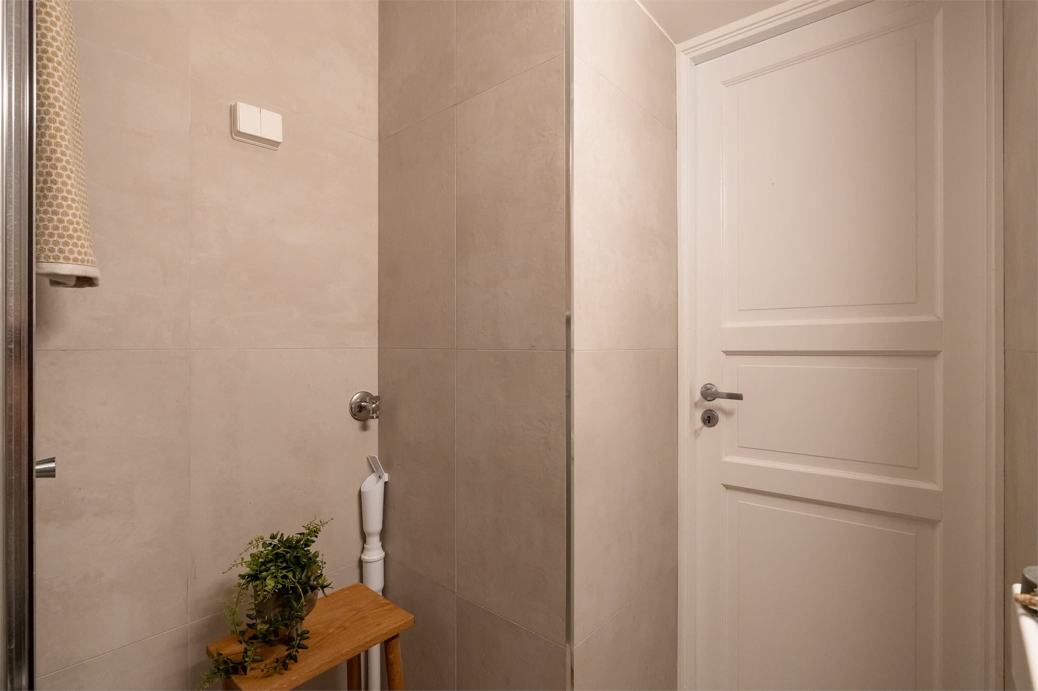 Det er opplegg for vaskemaskin på baderommet.