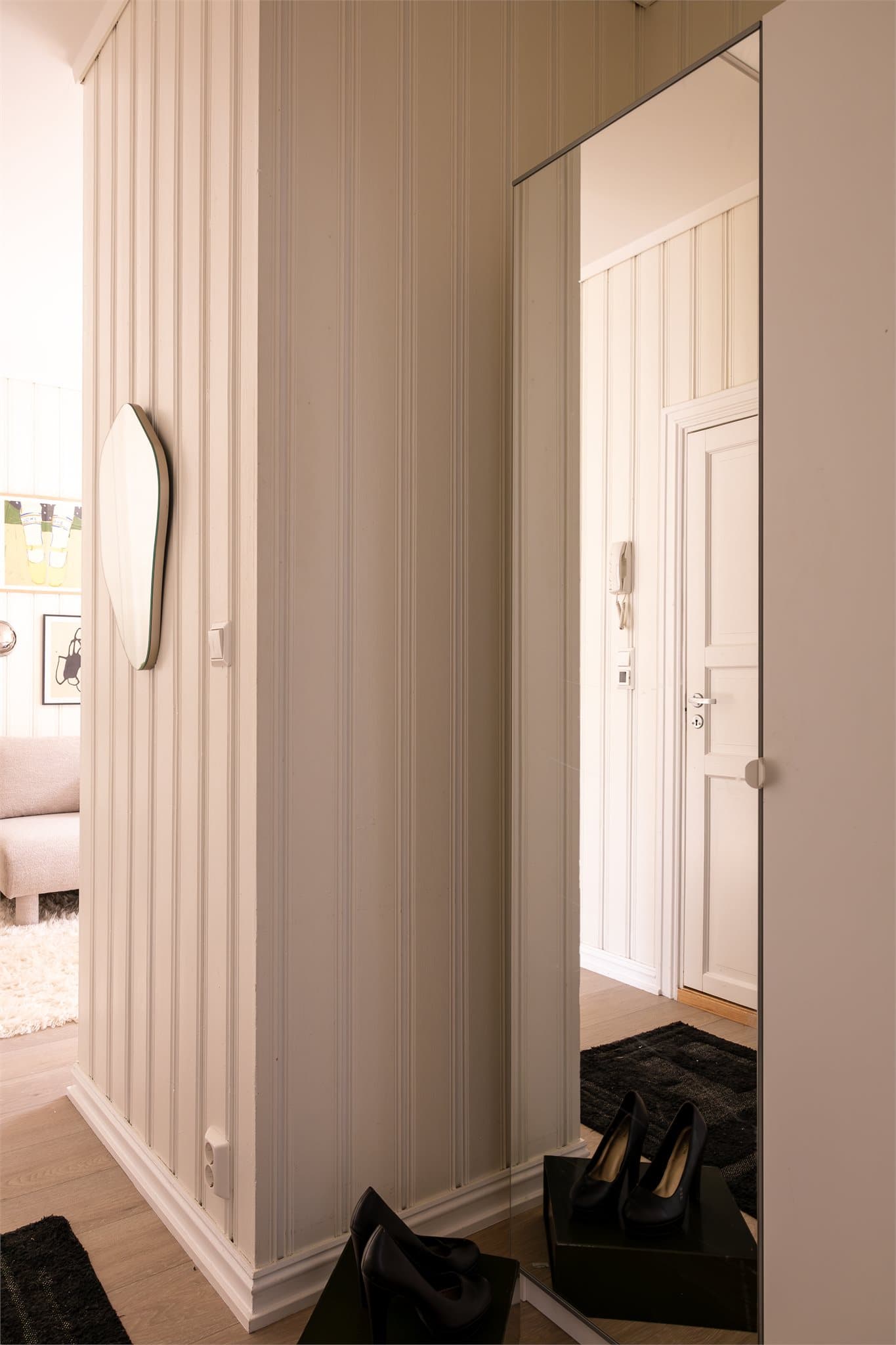 Det er montert garderobeskap i gangen for oppbevaring av yttertøy og diverse.