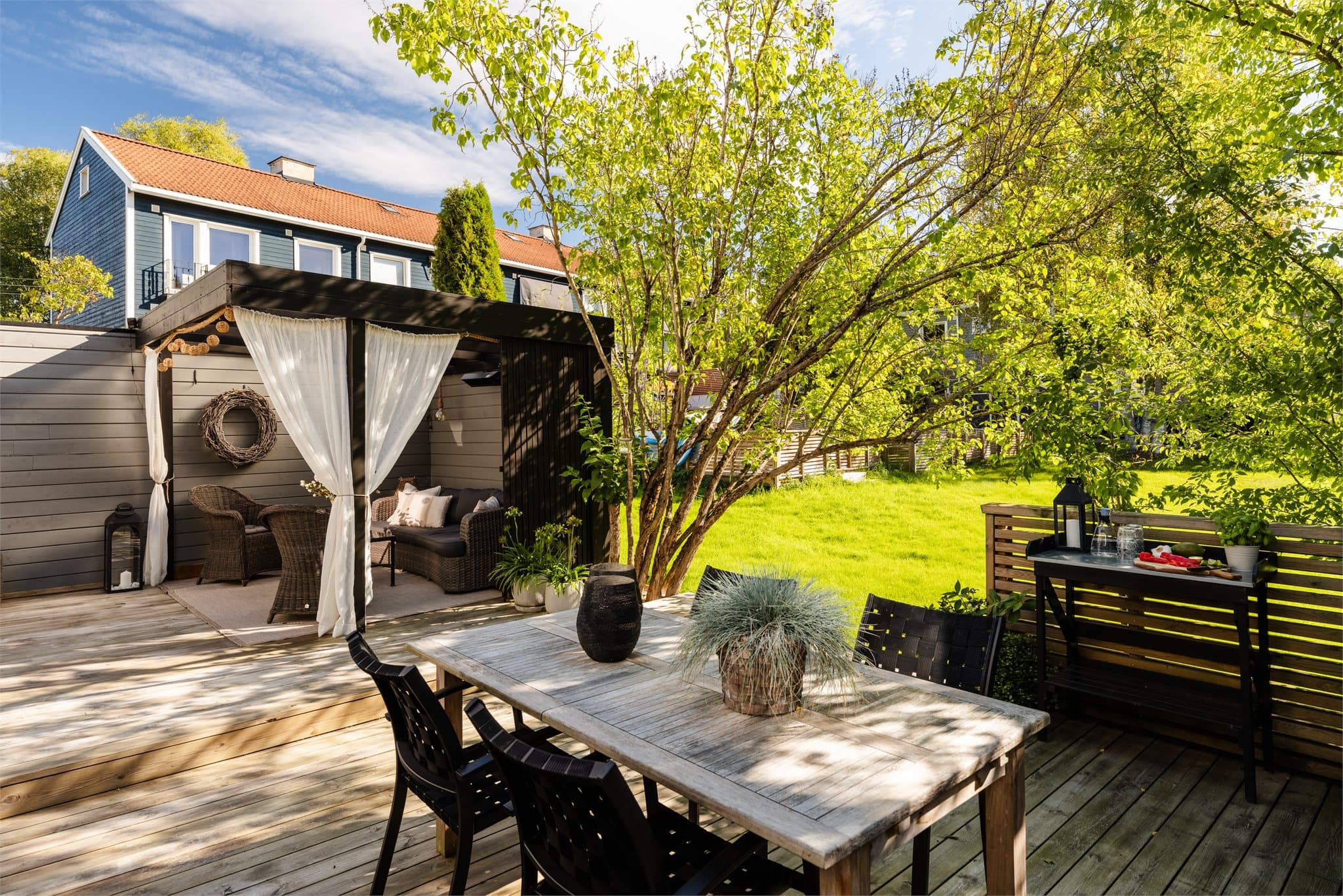Hovedterrassen er innredet med pergola og levegg som skjermer for innsyn.