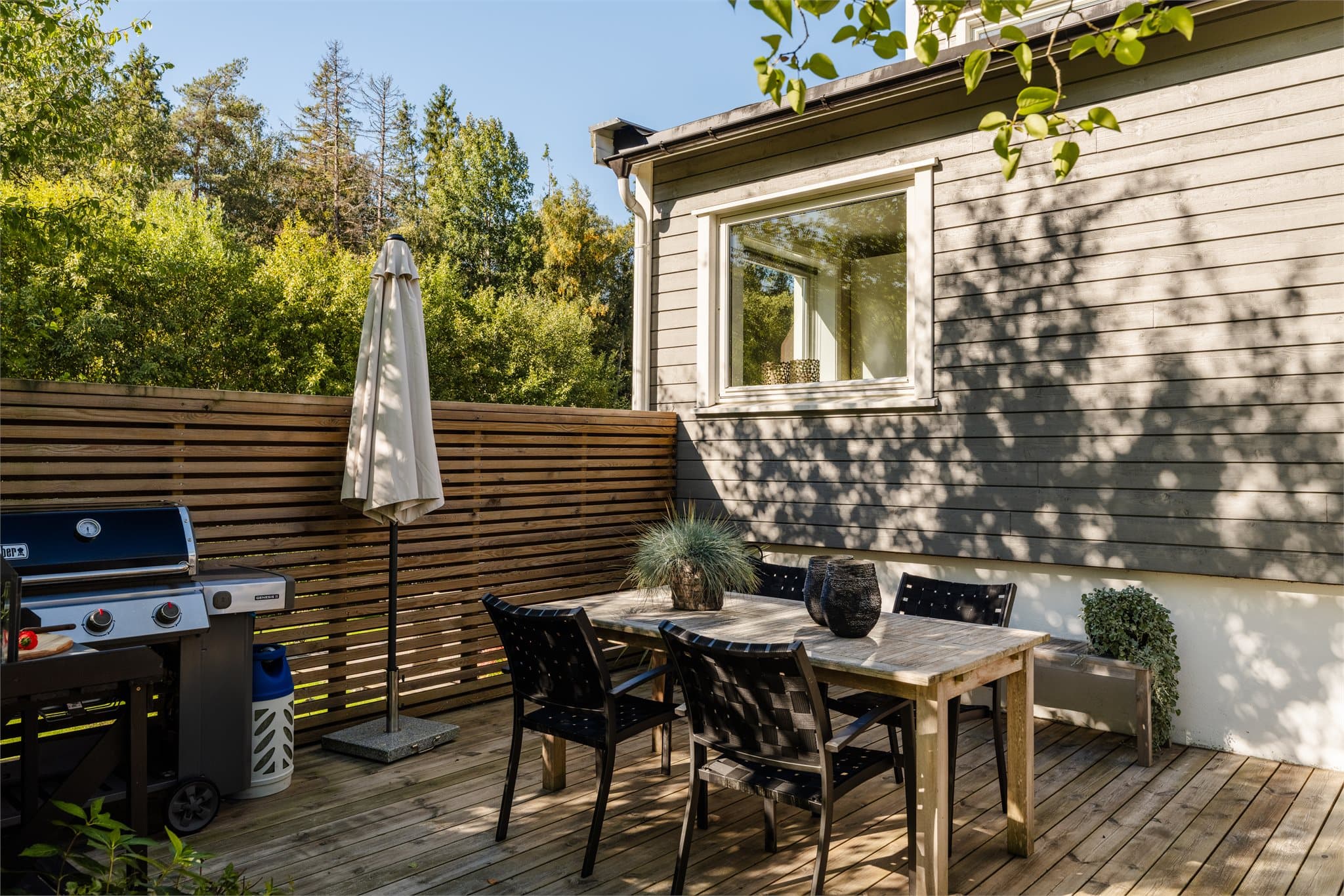 Terrassen har god plass til både spisebord, grill og sittegruppe.