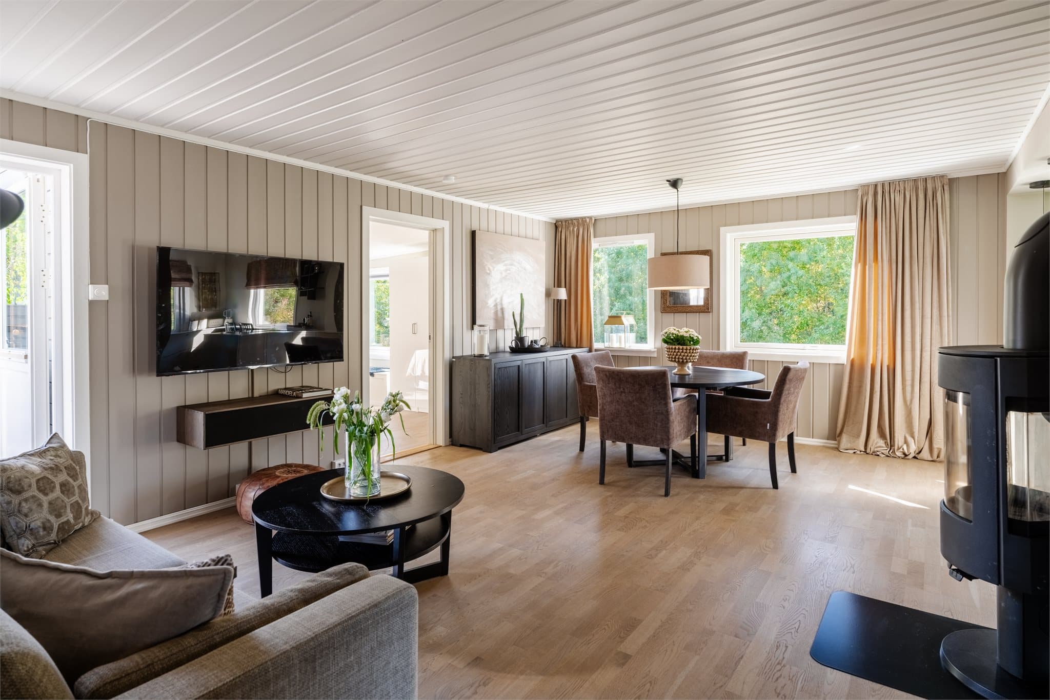 Oppholdsrommet har god plass til både sofagruppe og spisebord i en åpen planløsning.