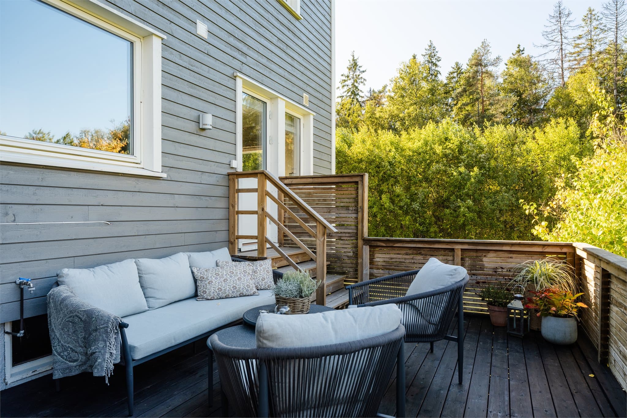 Terrassen ved kjøkkenet har plass til en hyggelig sofagruppe i rolige omgivelser. Her er det sol helt til den går ned.