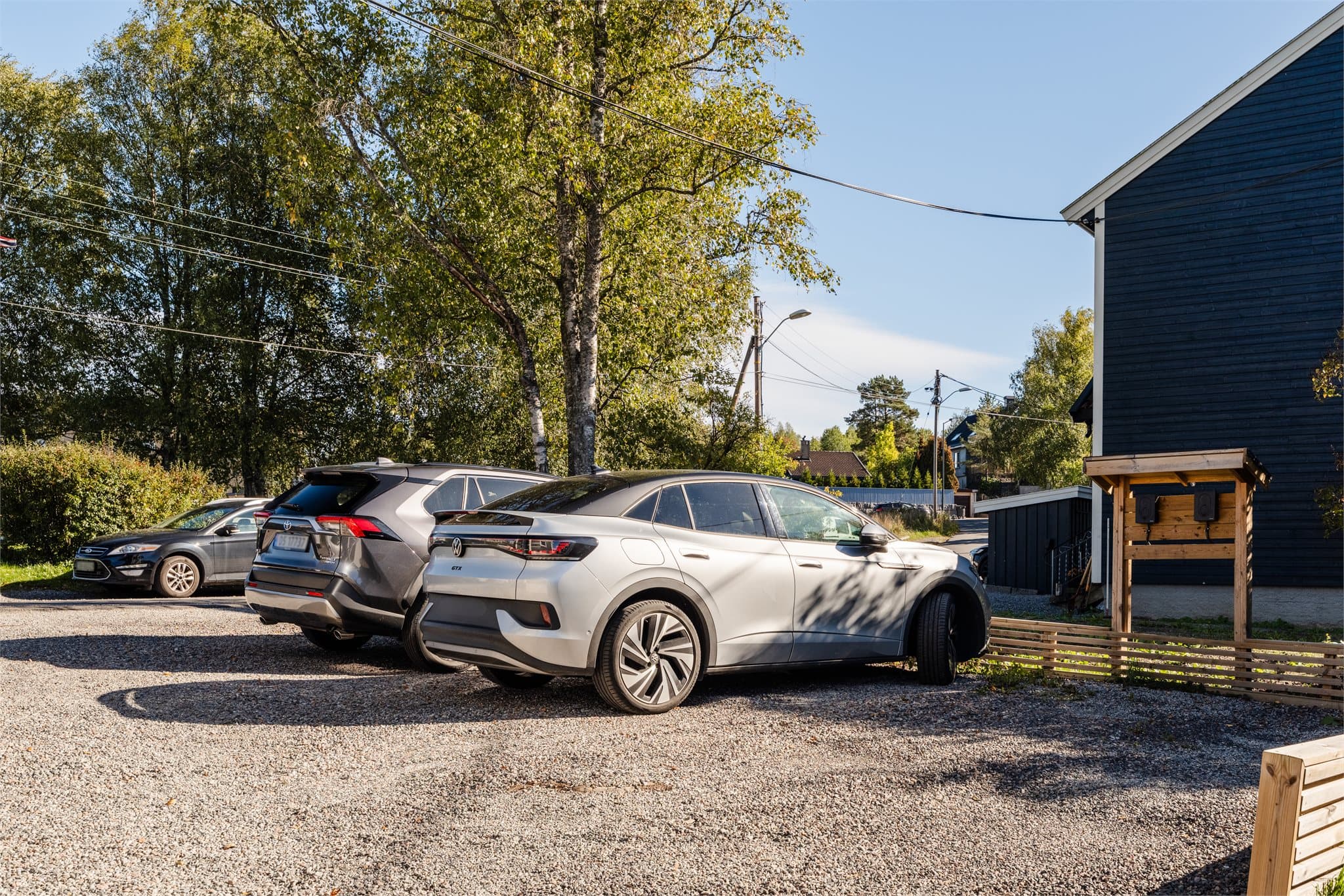 Til seksjonen er det etablert parkeringsplass på sameiets fellesareal. Plassen er ikke formelt godkjent av styret eller sameiermøtet.