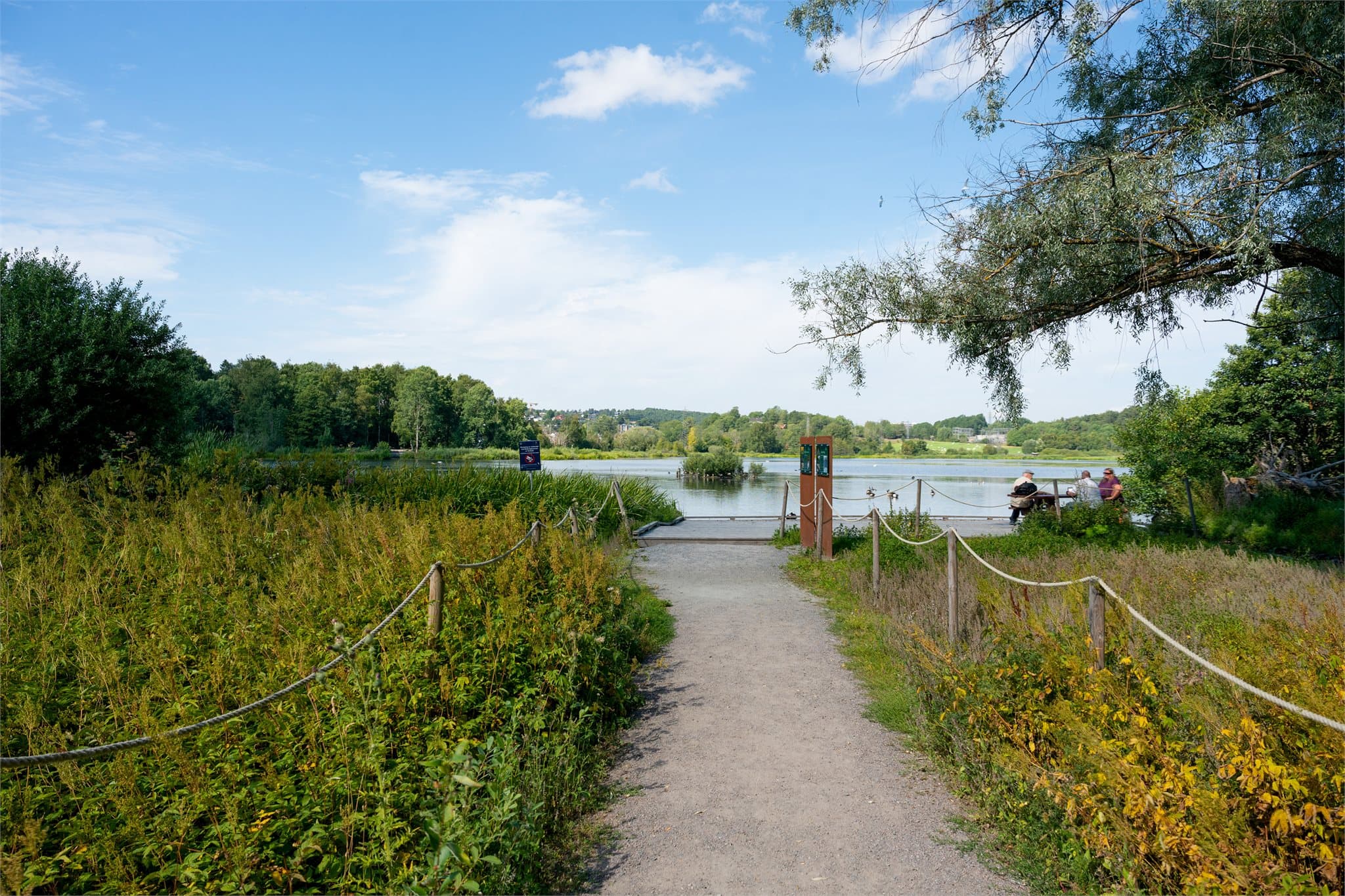 Flotte turstier og brygge ved Østensjøvannet naturreservat rett i nærheten.