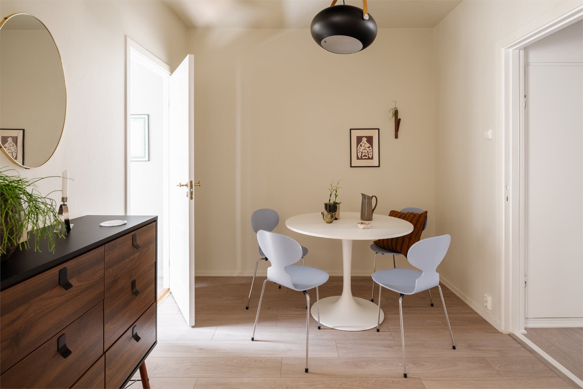 Spisestuen har god plass til spisebord og flere gjester, og fungerer som et naturlig samlingspunkt i boligen.