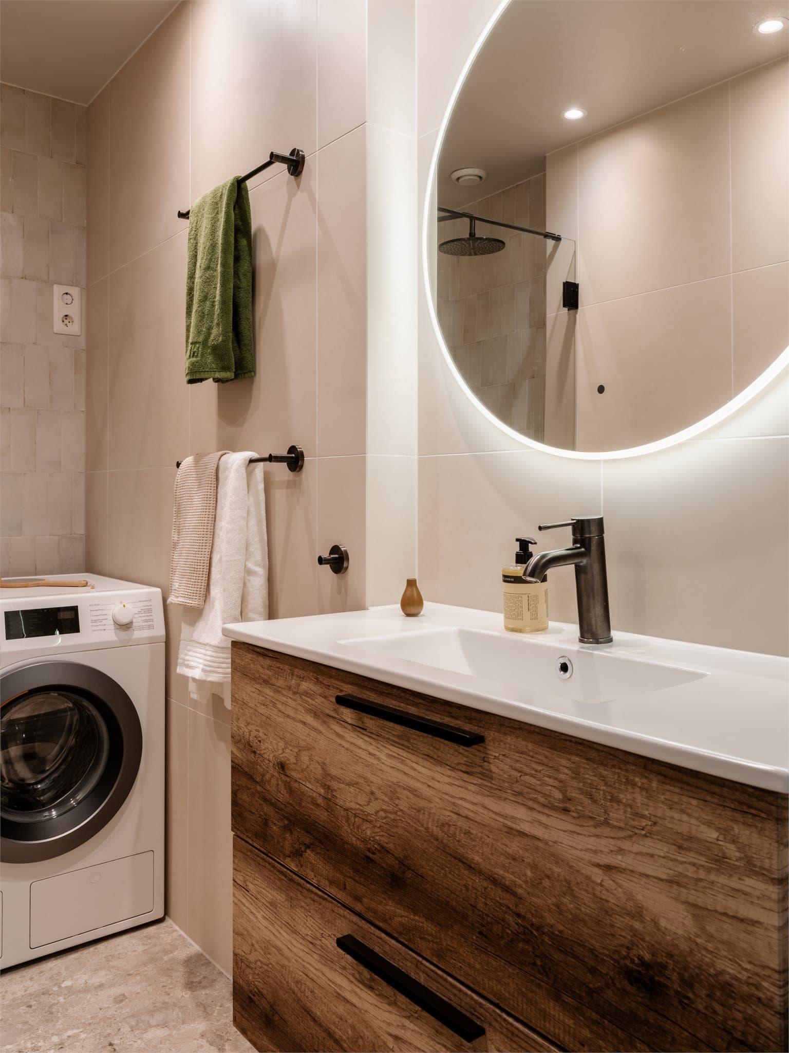 Tidsriktige fliser og dimbare downlights gir badet et varmt og innbydende uttrykk.