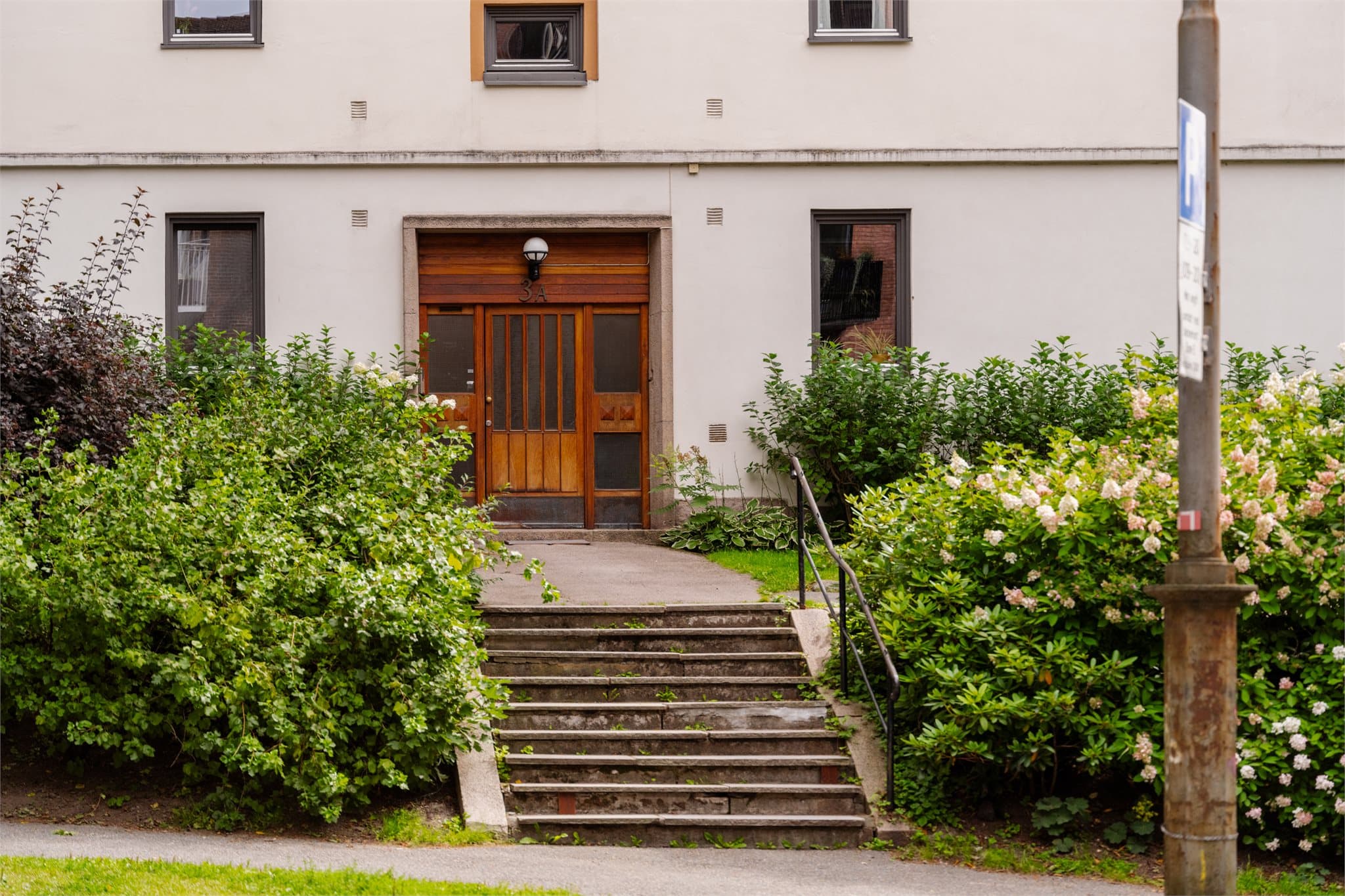 Pent opparbeidet inngangsparti med hyggelig beplantning.