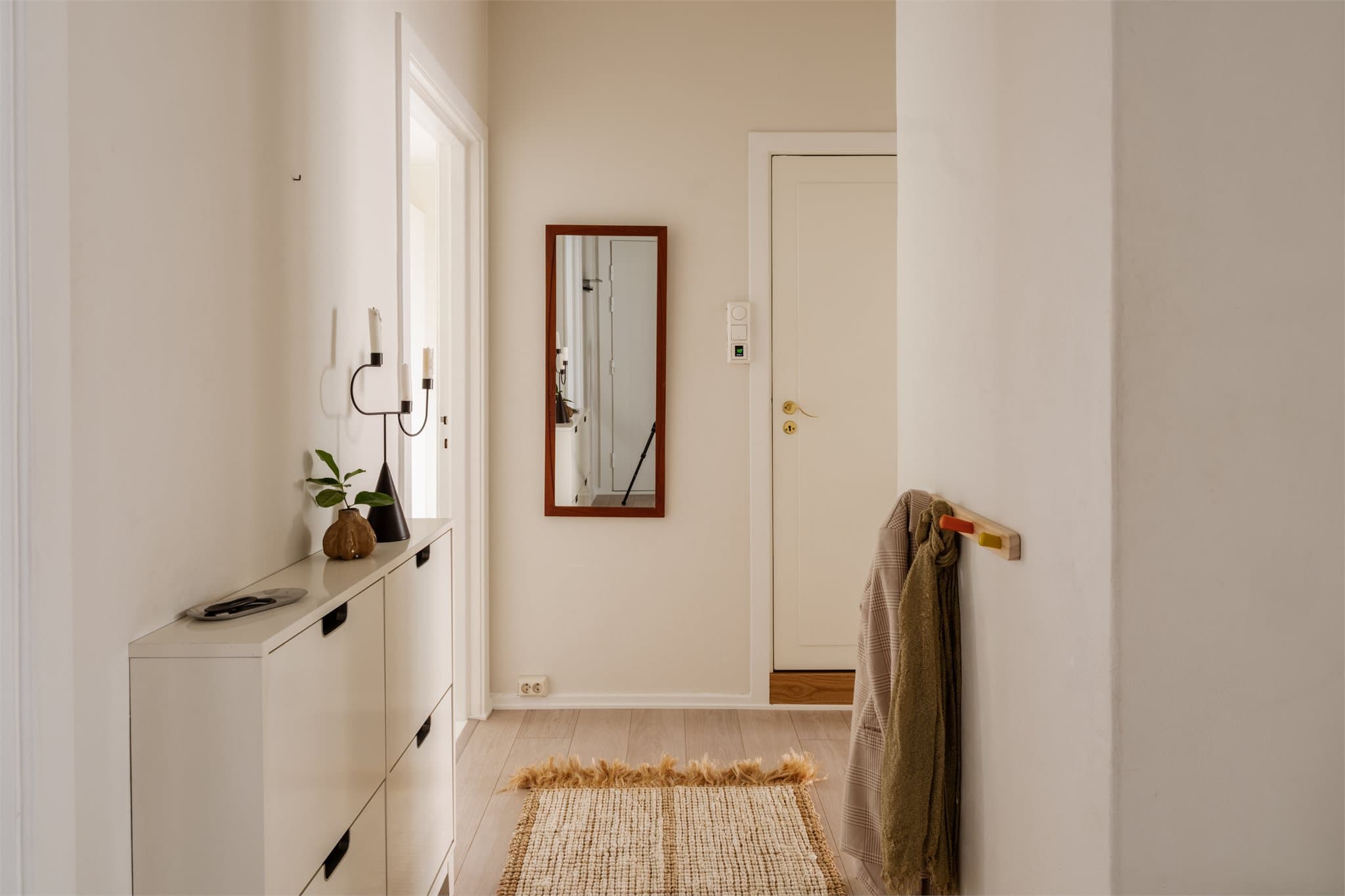 Fra entréen har man direkte adkomst til flere av rommene i leilighet, bl.a. badet.