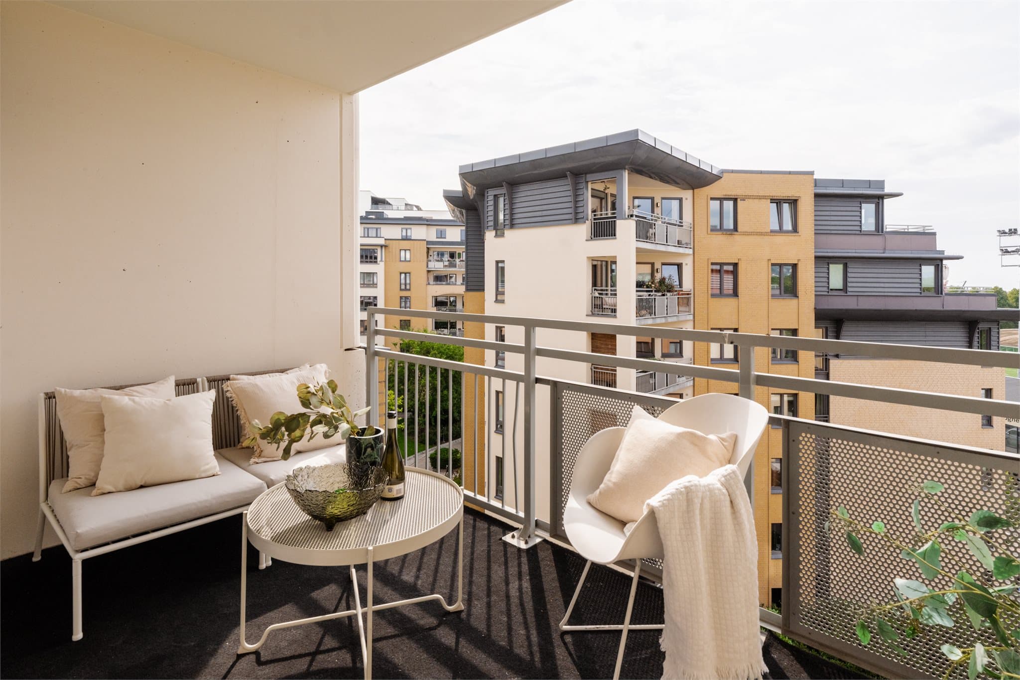 Leiligheten har to overbygde balkonger på til sammen ca. 13 m². Balkongene gir god beskyttelse mot vær og vind og har plass til både sittegruppe, grill og grønne planter.