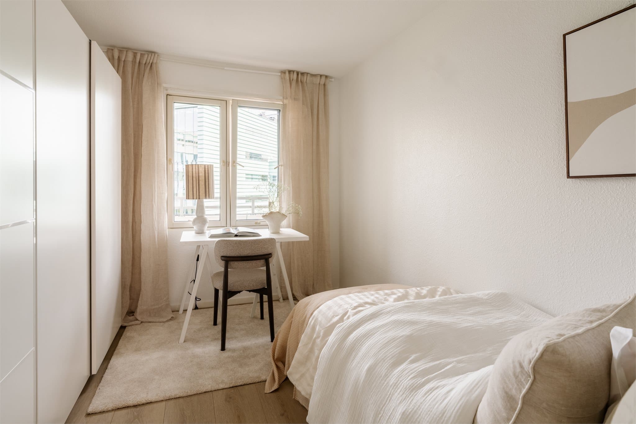 Leilighetens andre soverom har plass til seng og skrivepult. Rommene har skyvedørsgarderobe fra 2023.