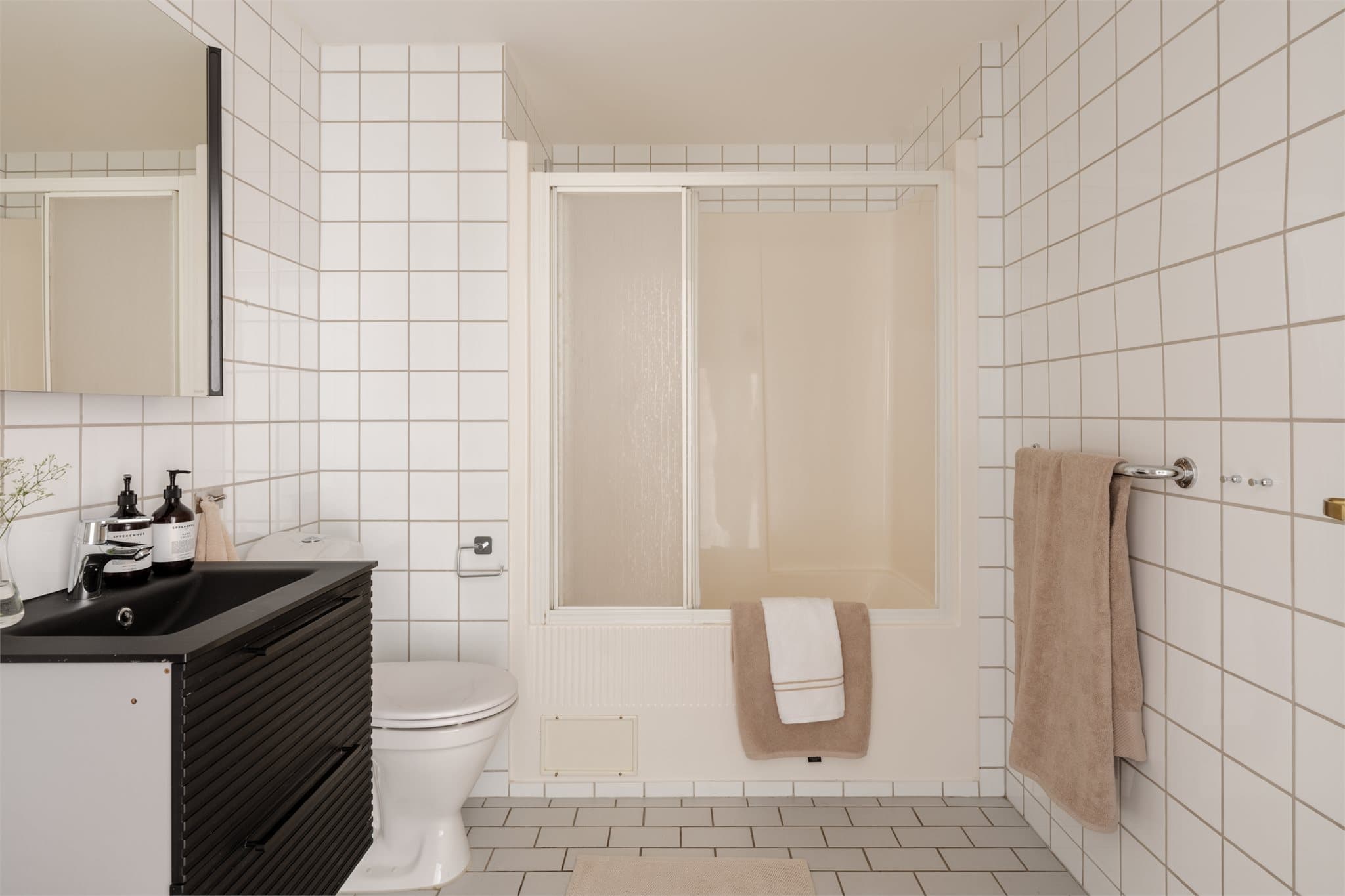 Badet er utstyrt med nytt servantskap og toalett fra 2024, samt opplegg for vaskemaskin. Badet har et oppgraderingsbehov: det er ikke sluk i gulvet, men direkte avløp fra dusjkabinettets bunn til felles soilrør.