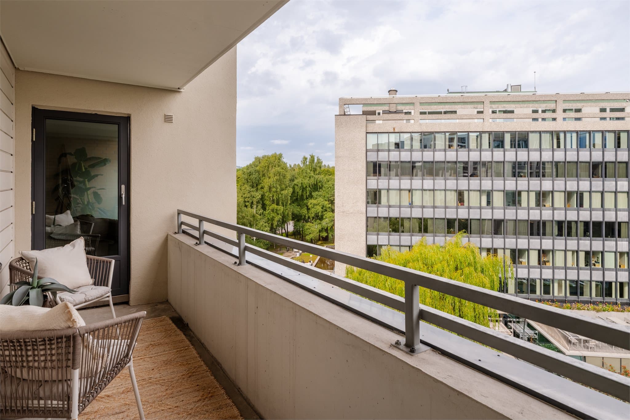 Overbygd balkong på ca. 7 m² med adkomst fra både kjøkken og hovedsoverom.